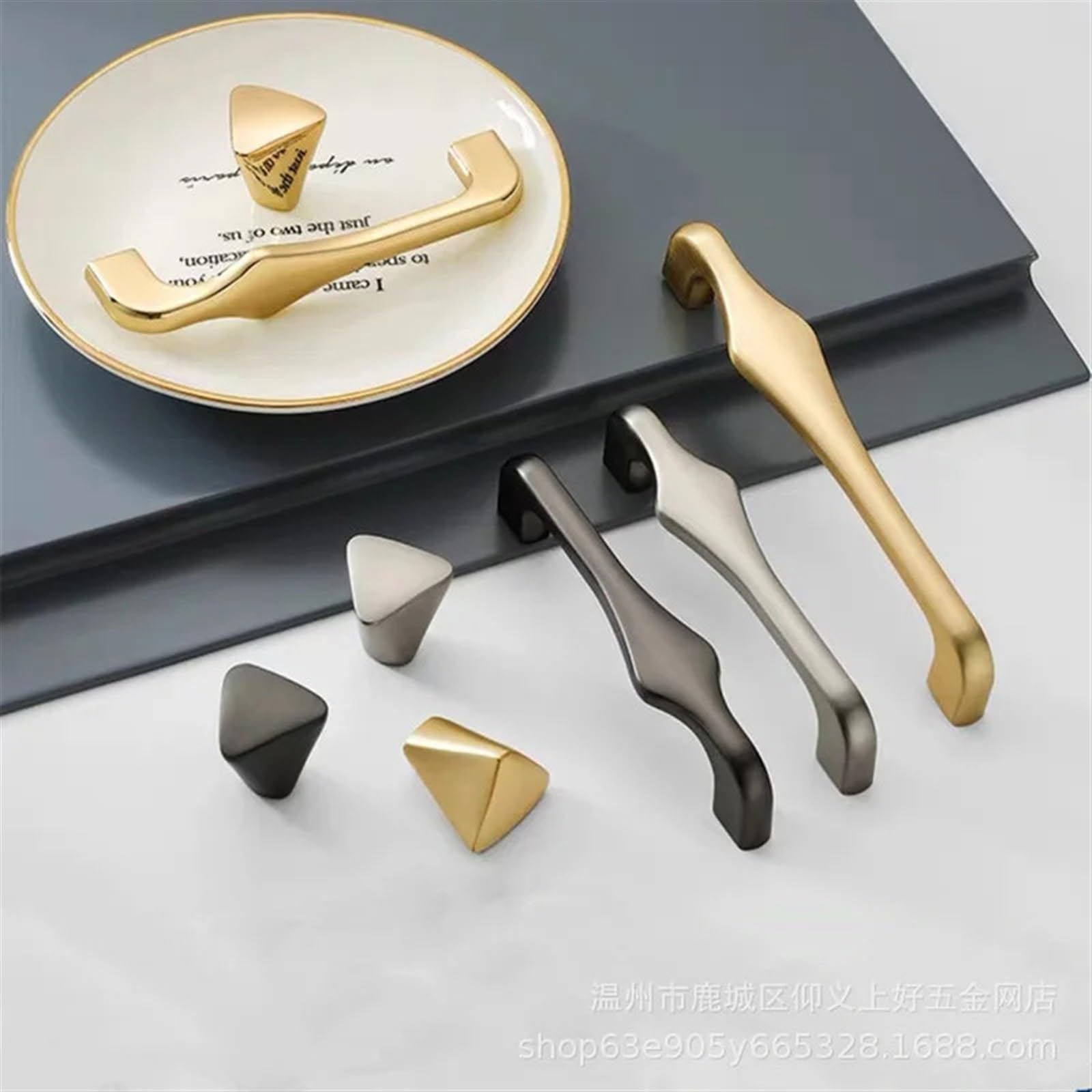 Poignées d'armoire en or au design ergonomique pour placard de cuisine chic