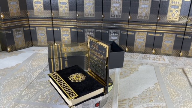 SAIKA-Muslim-Prayer-Rug-Islamic-Gift-Set-Velvet-Full-Arabic-Quran-Elegant-Kaaba-Design-Box-Ayat-El-Kursi-Table-Top-Prayer-Beads-Bookmark-Janamaz-Salah-Mat-KAABA