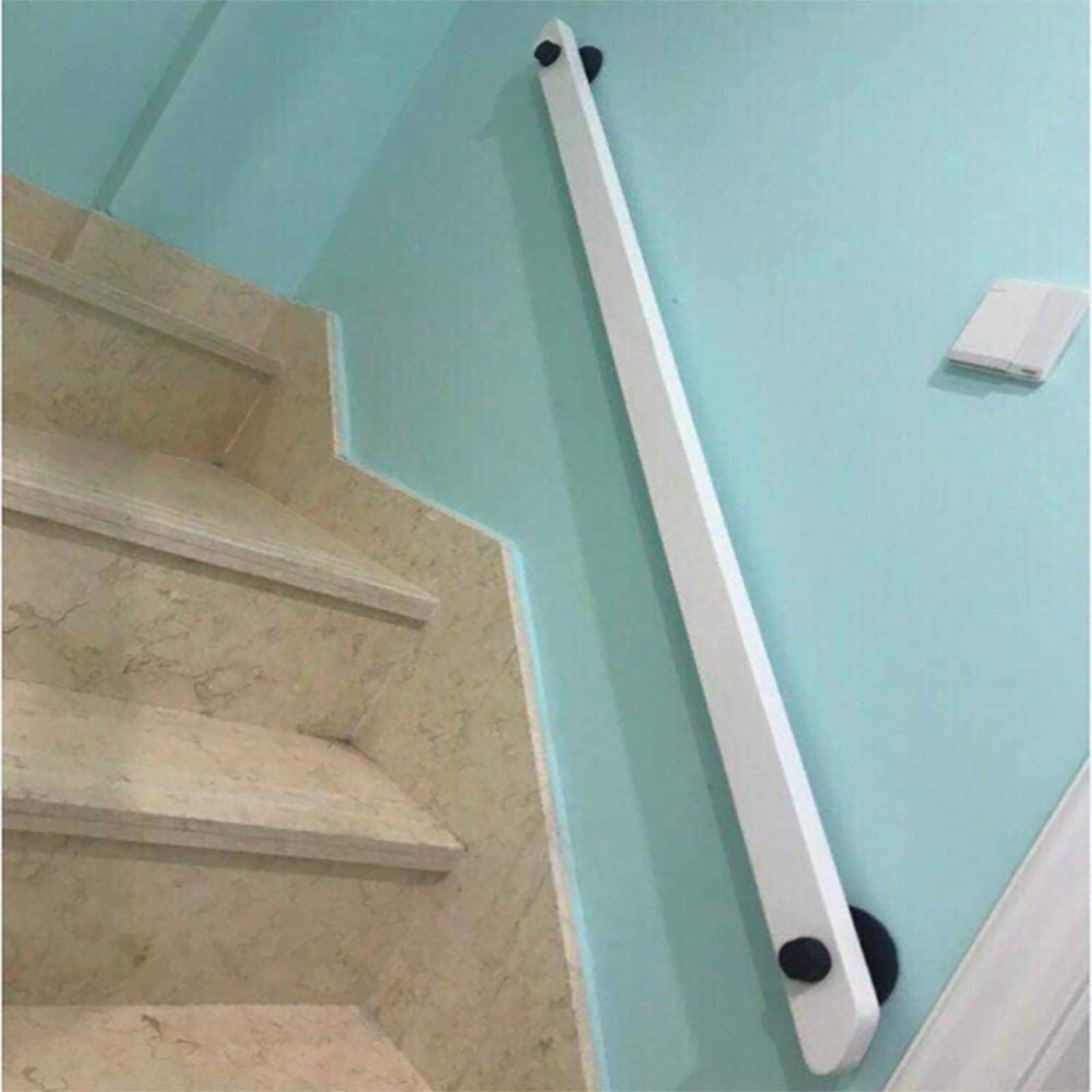 Main courante d'escalier en pin blanc pour éviter les chutes et sécuriser un escalier glissant