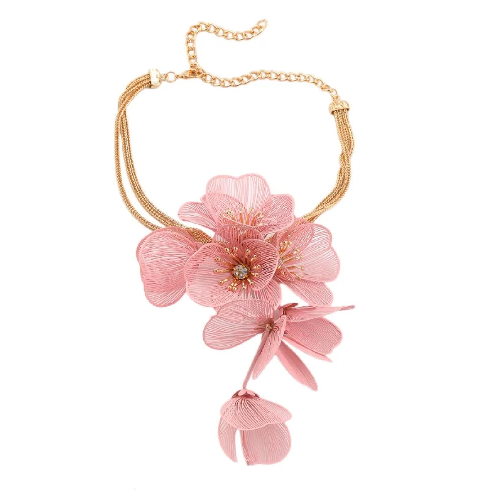 Collier de fleurs exagéré de mariage pour sublimer instantanément un décolleté trop simple