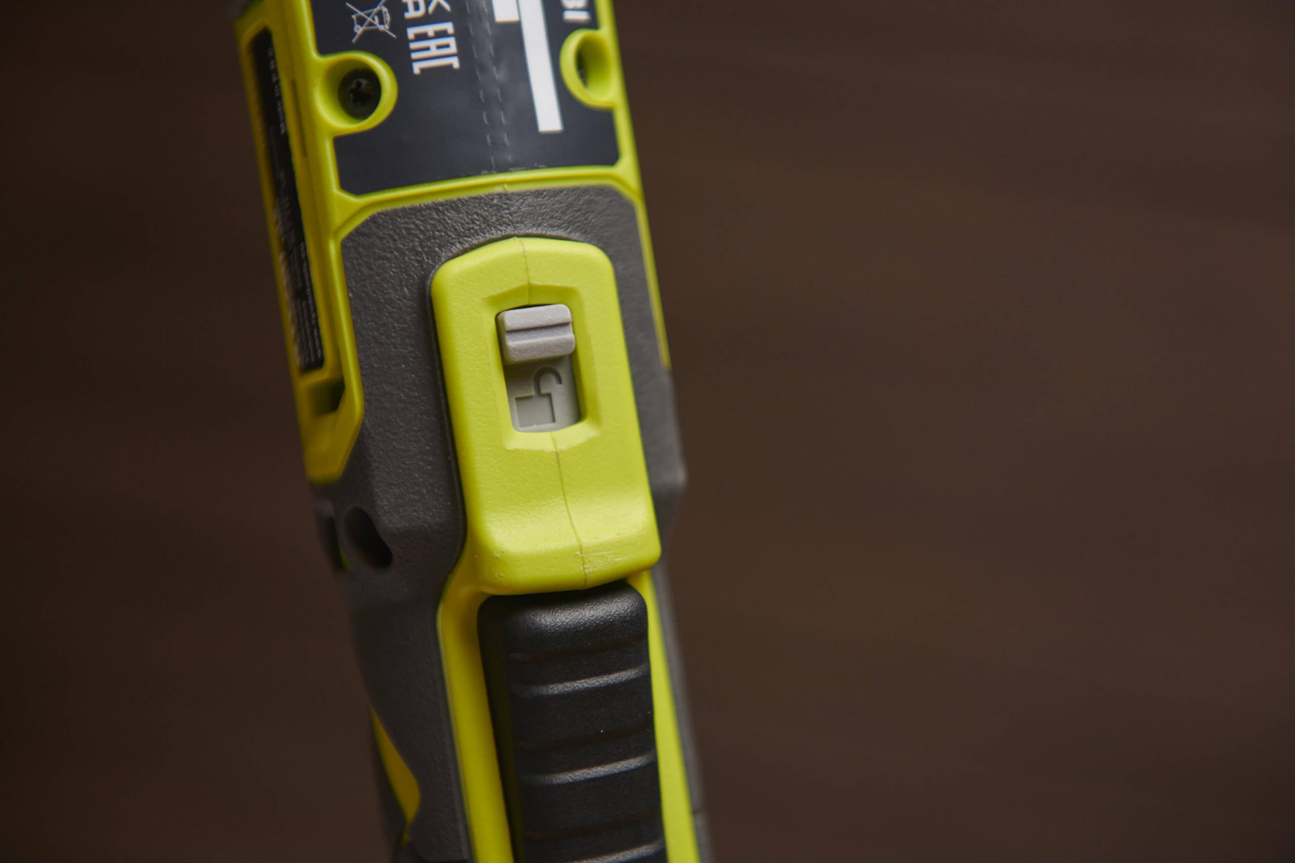 RYOBI - Clé à cliquet 4V USB Lithium - emmanchement carré 1/4’’ - 8 Nm - Livrée avec son câble USB-C & 1 batterie 4V 2,0 Ah USB Lithium - RR14W4-120G
