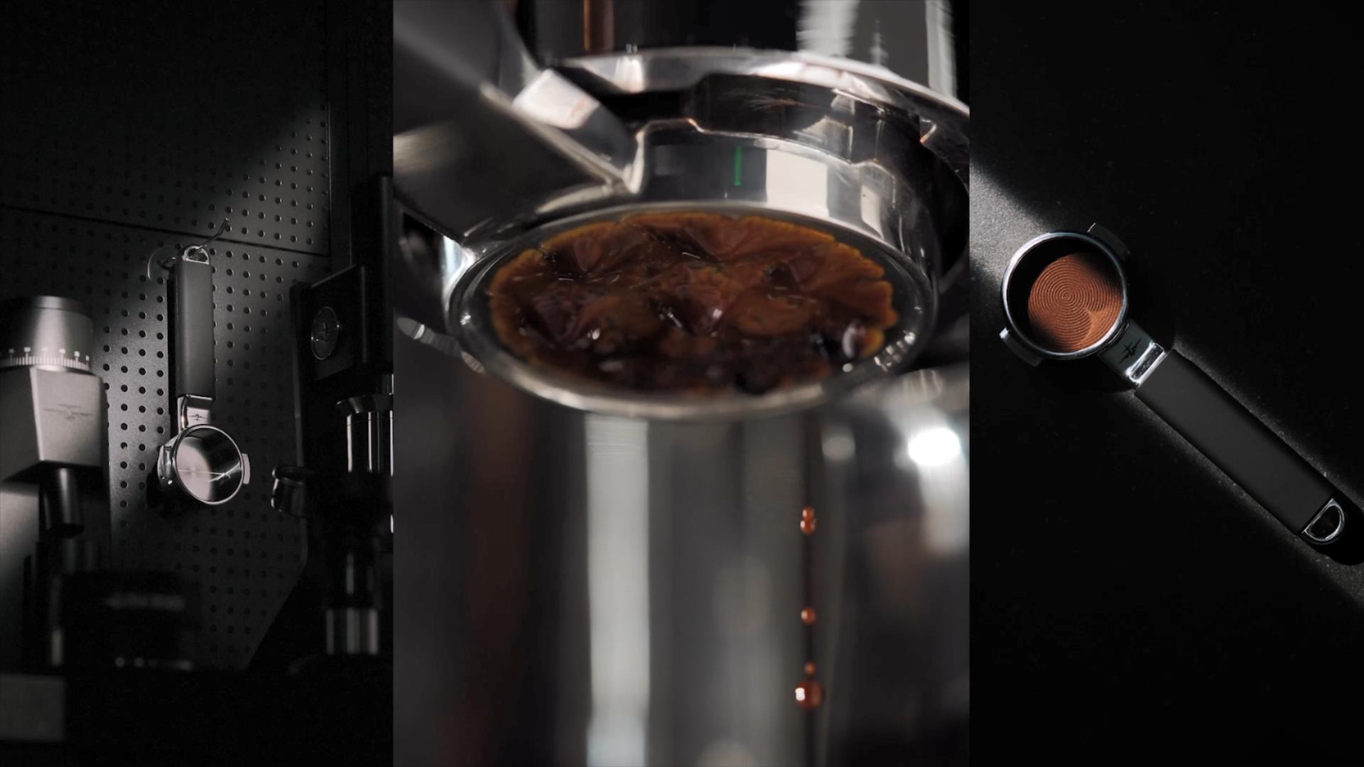 Portafiltro Senza Fondo MHW-3BOMBER 58 Mm Per Macchine Espresso E61 – In Acciaio SUS304 Con Cestello Fisso 58,5 Mm, 891 Fori Da 0,28 Mm, Manico Ergonomico, Serie YU, Per Baristi Esigenti
