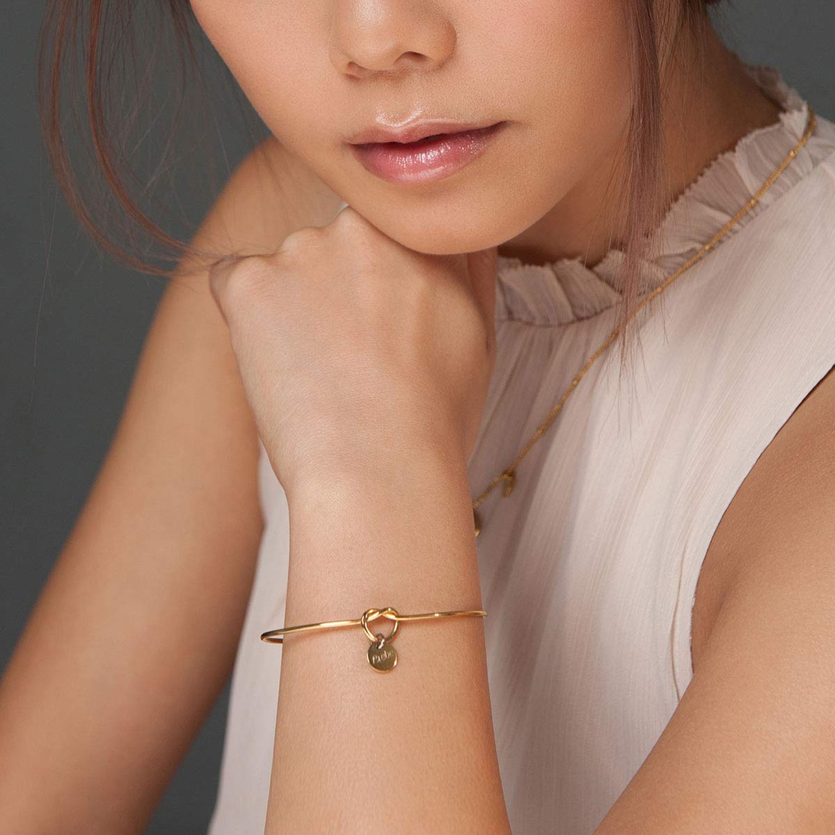 ELLA – Armreif Liebe Freundschaft Knoten mit Gravur | Drei Plättchen mit Namen | Personalisierte Geschenke für Frauen Freundinnen Geburtstag Valentinstag Jahrestag | Edelstahl | Silber, Gold, Rosé