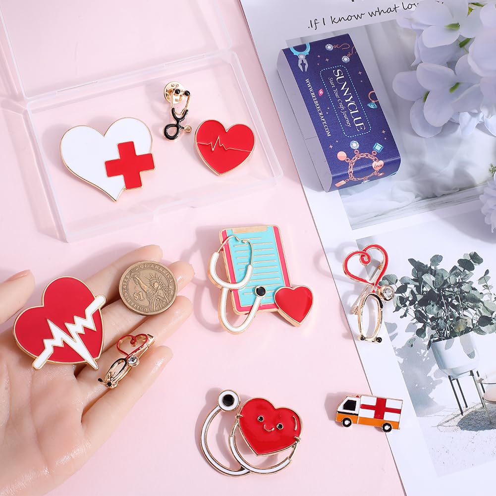 SUNNYCLUE 1 scatola 9 pezzi Spille Mediche Smaltate Spilla Da Infermiera Set Lega Stetoscopio Cuore Carino Temi Infermiera Spilla Distintivi Spilla di Sicurezza Spille Accessori Sfusi per Donna Uomo Z