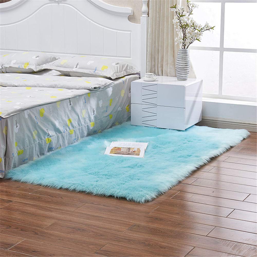 Tapis peau de mouton synthétique haut de gamme bleu clair pour intérieur moderne