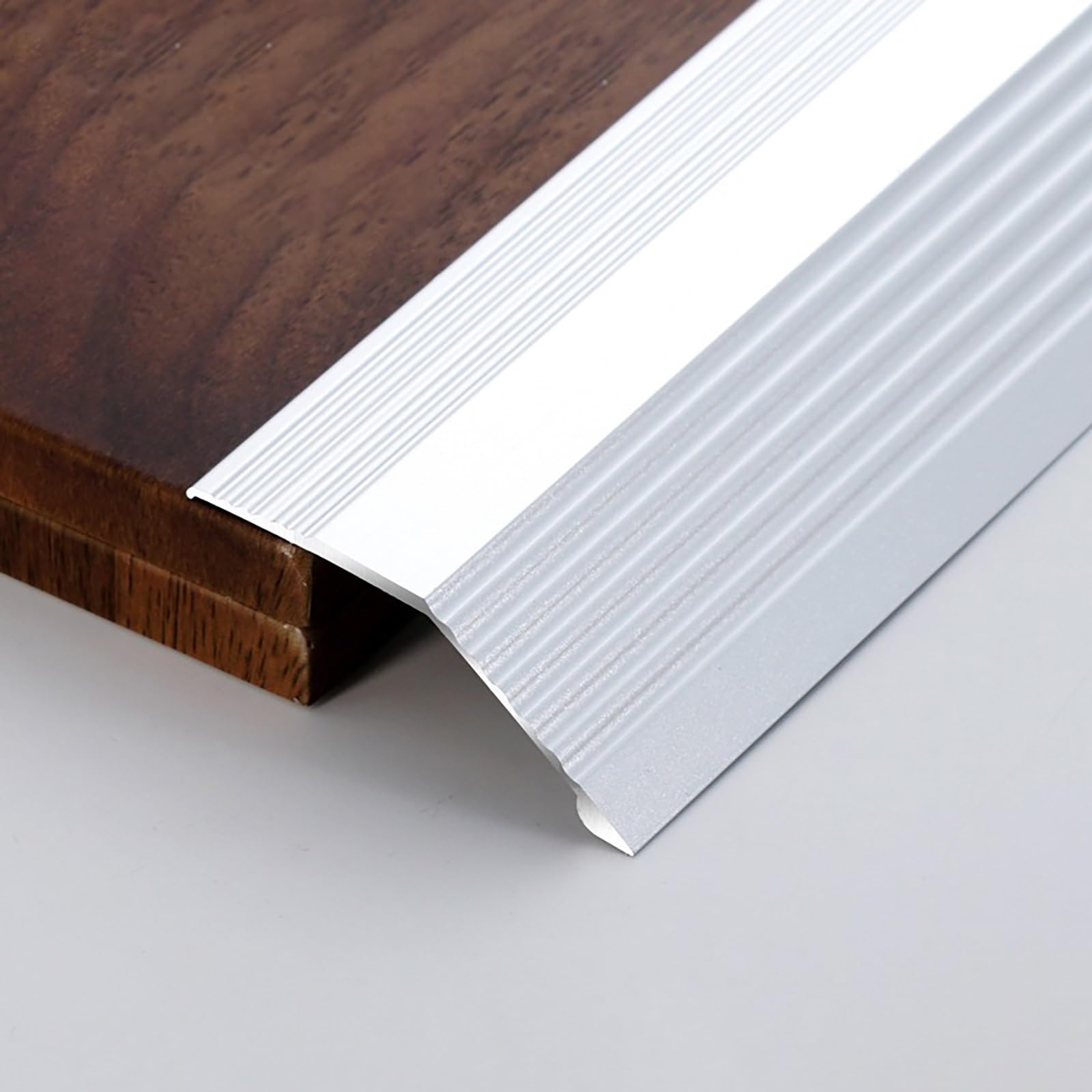 Aluminiowy profil przejściowy, osłona szczeliny podłogowej, trwała listwa przejściowa, długość 90 cm, szerokość 55 mm, kompatybilność z regulacją wysokości, jasne srebrne wykończenie
