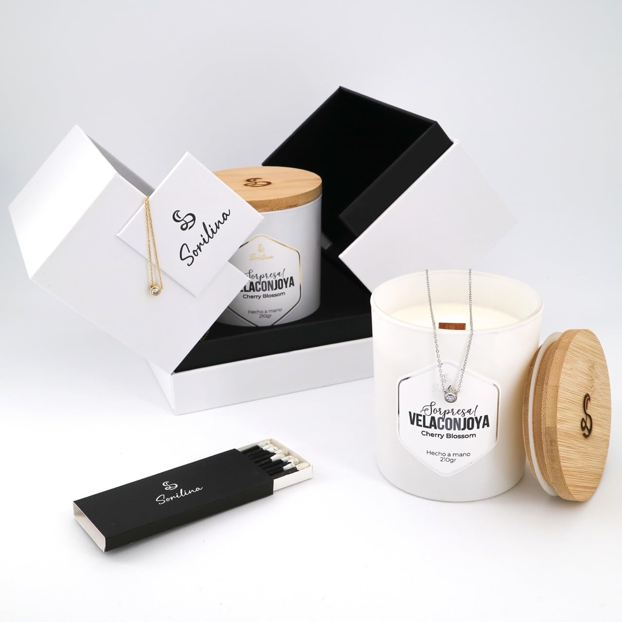 SORILINA Vela Aromática con Joya, Cerillas y Caja Regalo - Collar Acero Inoxidable Plateado - Vela Grande con Mecha de Madera - Aroma Flor de cerezo - Regalo Mujer San Valentín (Plateado)
