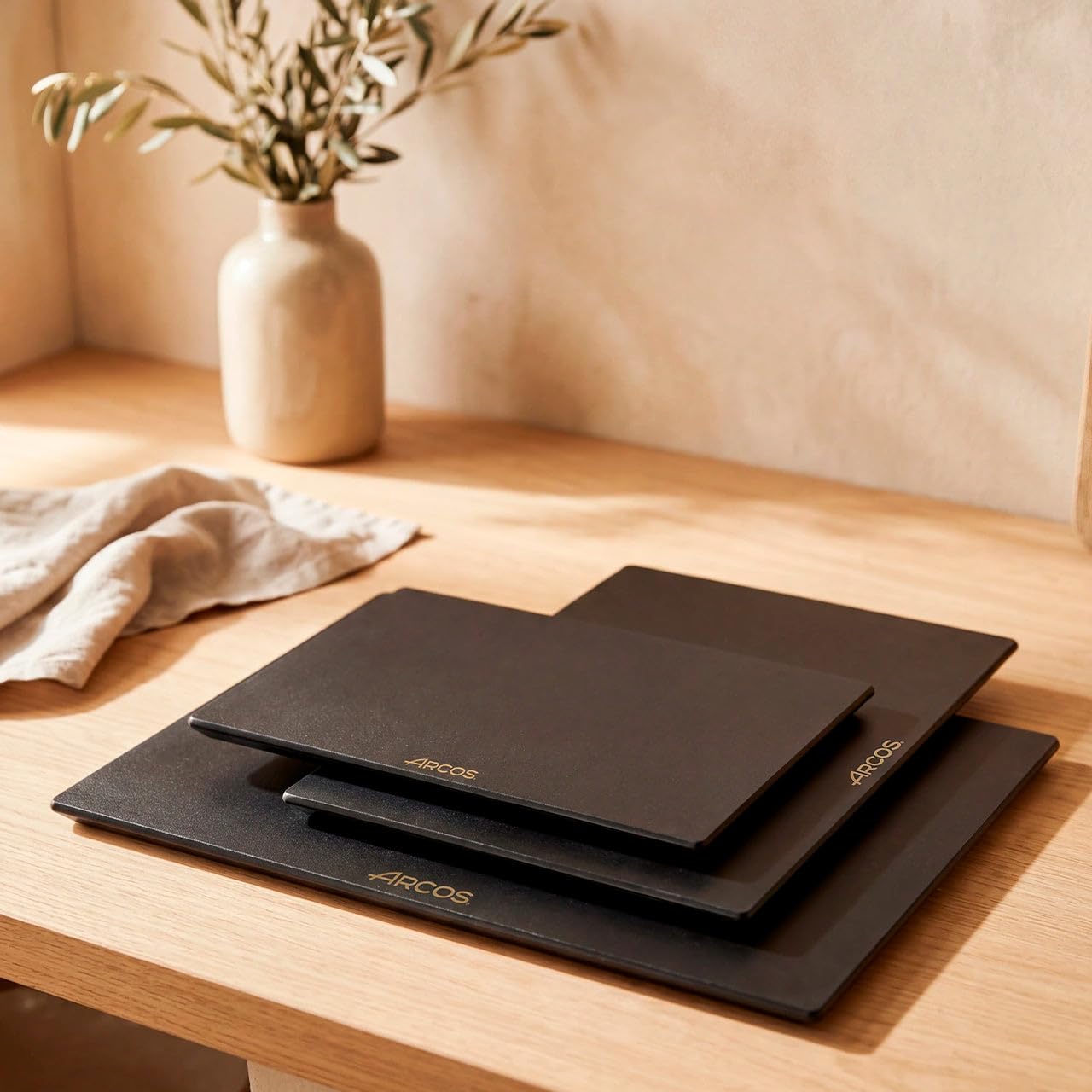 Arcos Planche à découper professionnelle - Polyéthylène haute densité pour cuisine - Hygiénique, résistante et durable - 300 x 400 x 15 mm - Idéal pour un usage intensif domestique et professionnel
