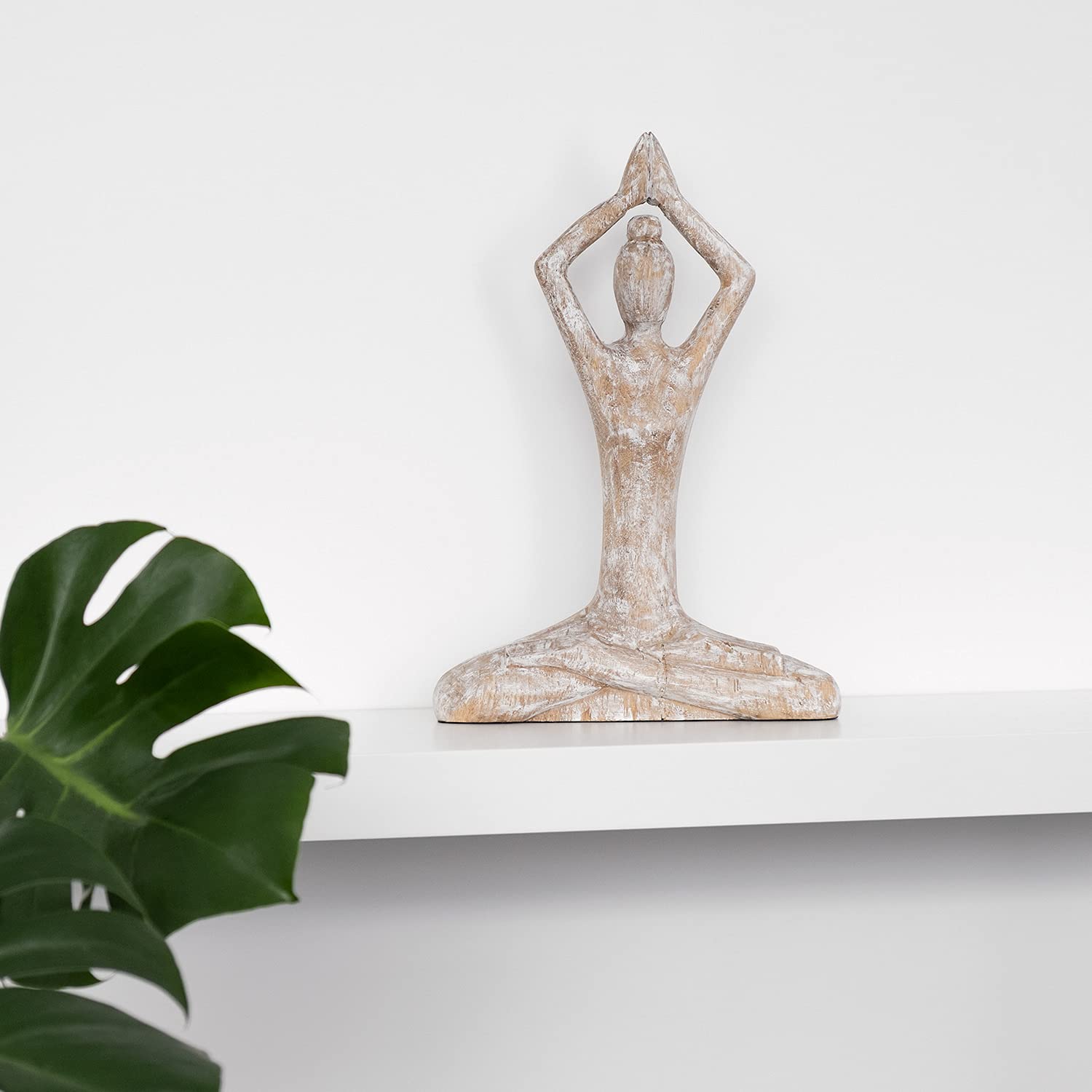 Moritz Yoga Skulptur Schneidersitz 37 cm weiß – Mangoholz Deko Frau | Aus einem Stück Holz geschnitzt und hell gekalkt, Unikat mit feiner Maserung, Siddhasana für Ruhe, ideal für Yogaraum