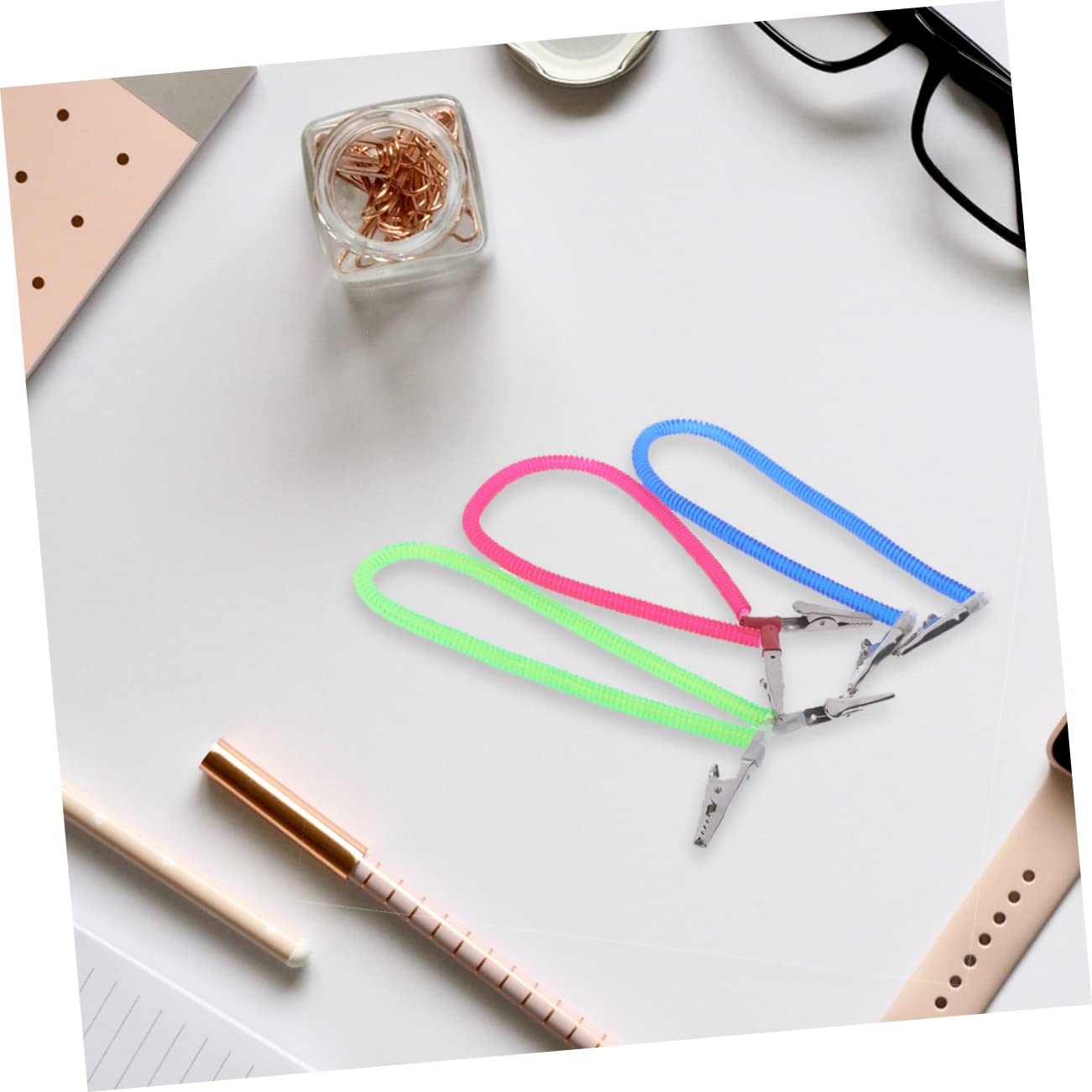 Unomor 2pcs Flexible Dental Bib Clip Napkin Holder Scarf Clip Plastic Spring for Adults Boys and Girls Seniors Random Color