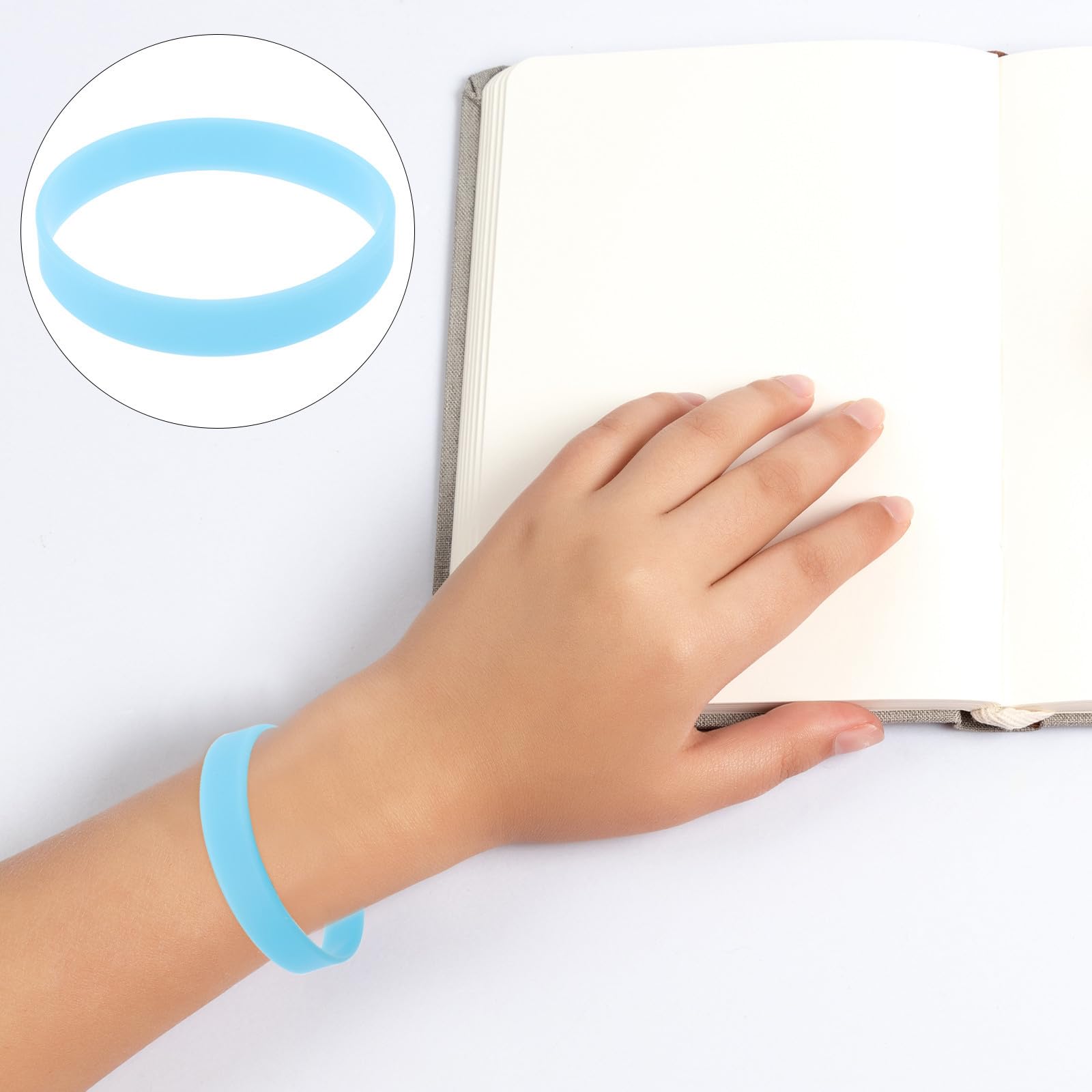 100 Stück Leuchtende Silikonarmbänder im Dunkeln für Kinder Einfaches Design Blau für Kinderpartys und Nächtliche Outdoor Aktivitäten