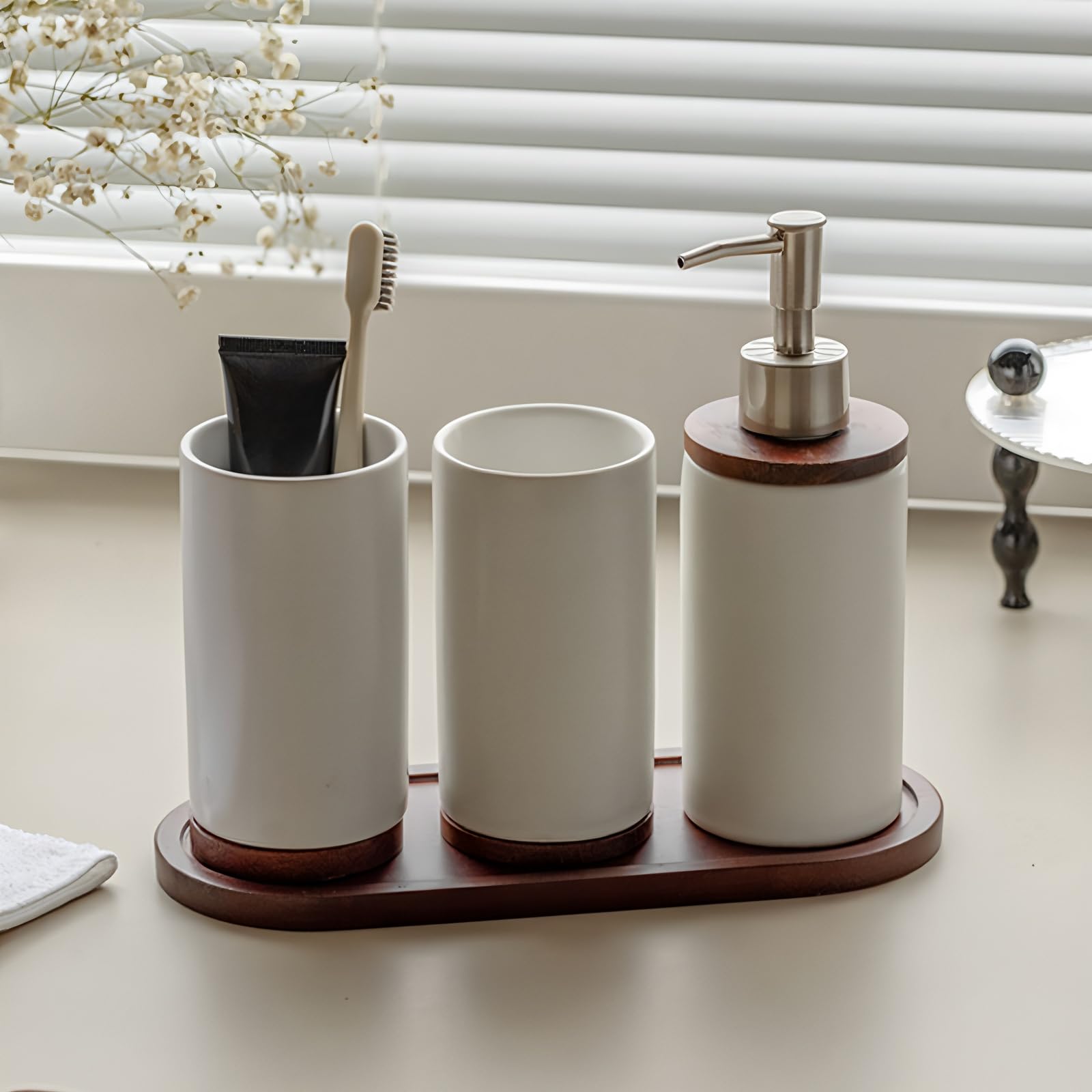 4-częściowy zestaw akcesoriów łazienkowych, ceramiczny, zawiera uchwyt na szczoteczki do zębów, dozownik mydła, drewnianą tacę i kubek na szczoteczki do zębów
