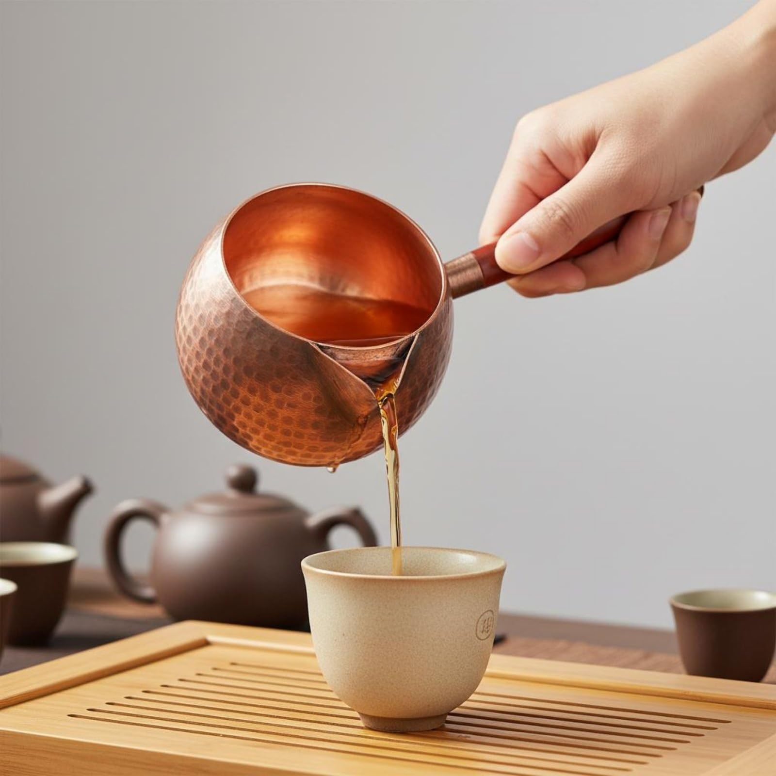 Jarra de Té de Cobre Martillado Jarra Tetera Superficie Martillada y Presencia Refinada en la Mesa 600ml Adecuada para Rituales de Té Sobremesas y Reuniones Sociales