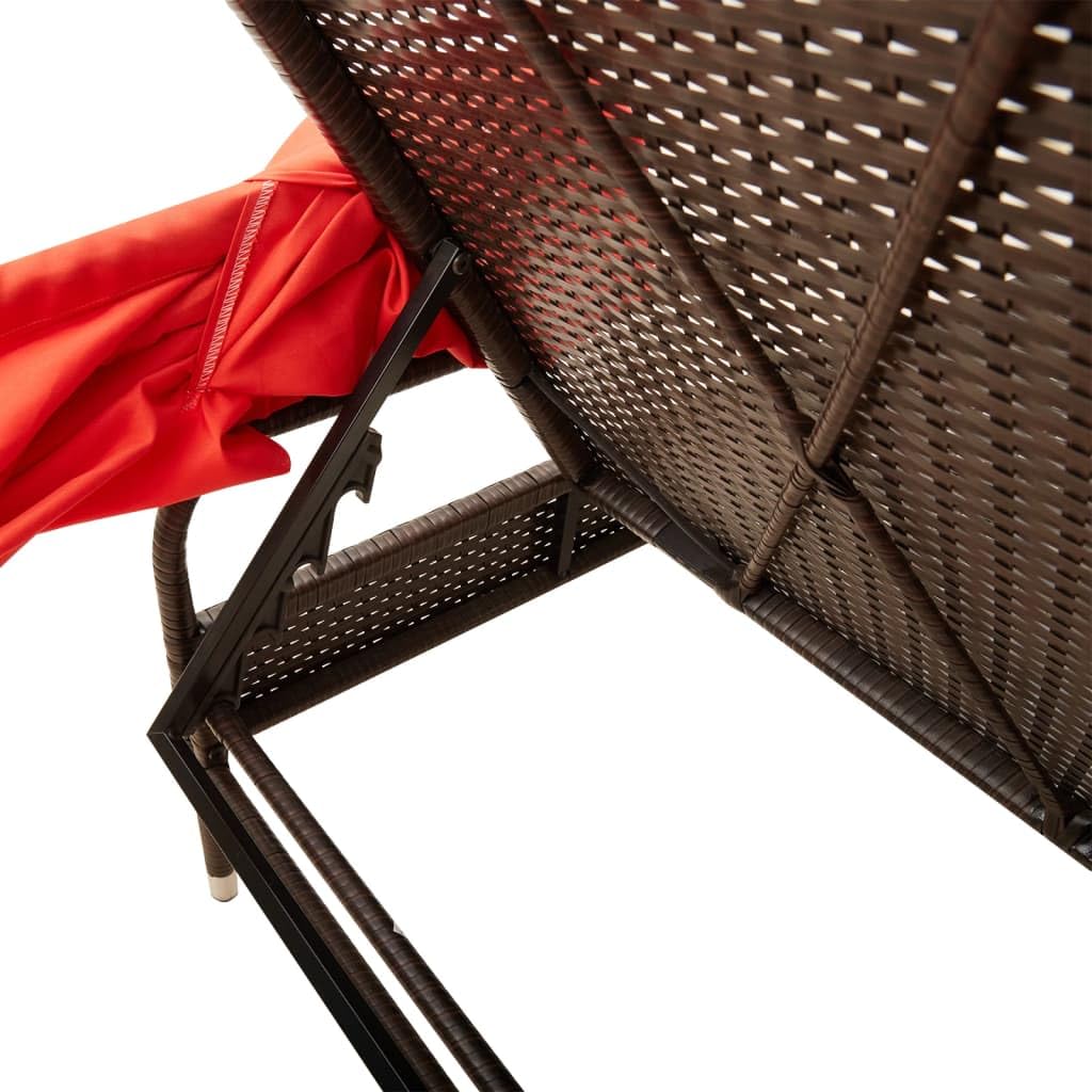 Lettino Prendisole con Tettuccio in Rattan PE Marrone per Giardino | Sdraio da esterno con schienale regolabile a 4 posizioni e cuscino rosso per il relax in terrazza o a bordo piscina.