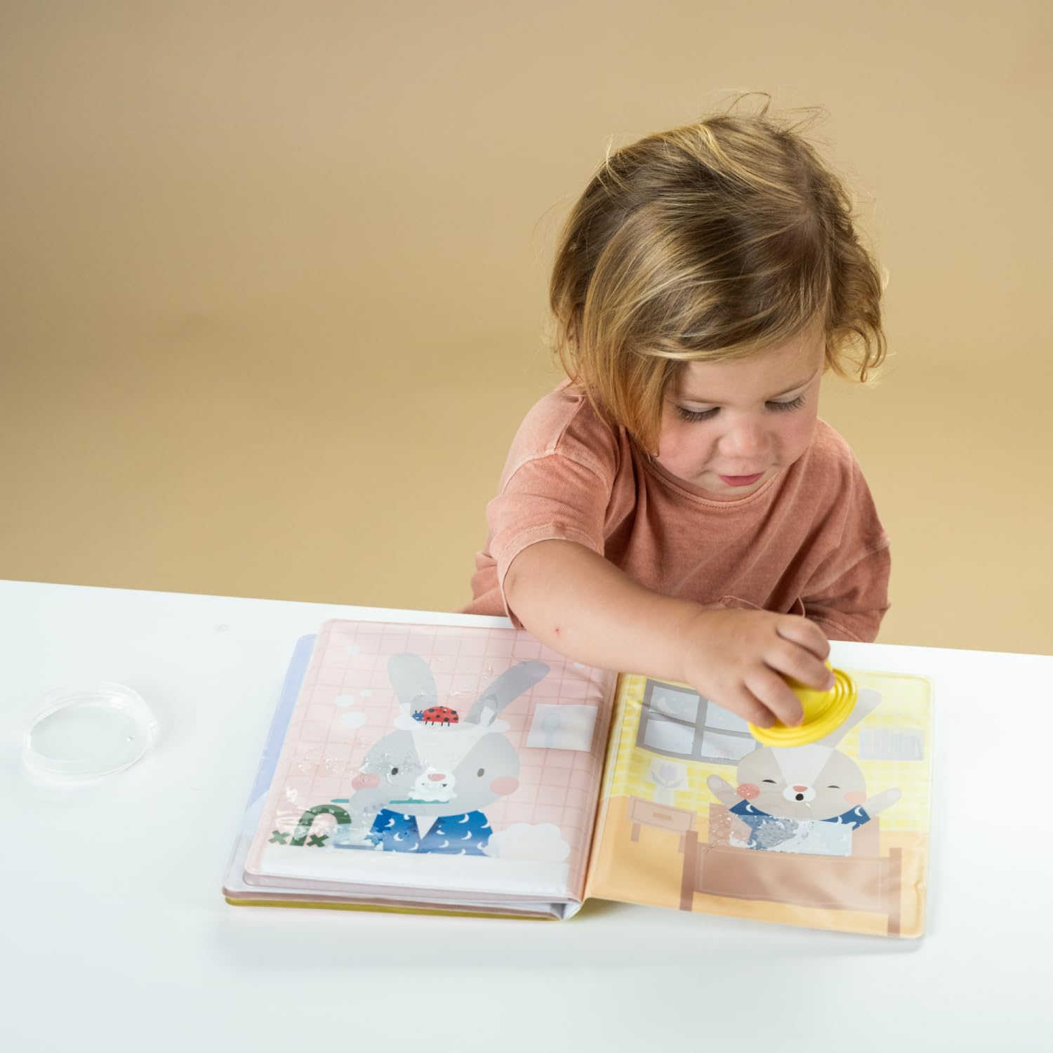 Livre Magique à l’Eau Bébé – 12 Pages Réutilisables avec Tampon Inclus – Images Colorées qui Apparaissent à l’Eau – Éveil Sensoriel et Curiosité – Dès 18 Mois – 21,5 x 17 cm