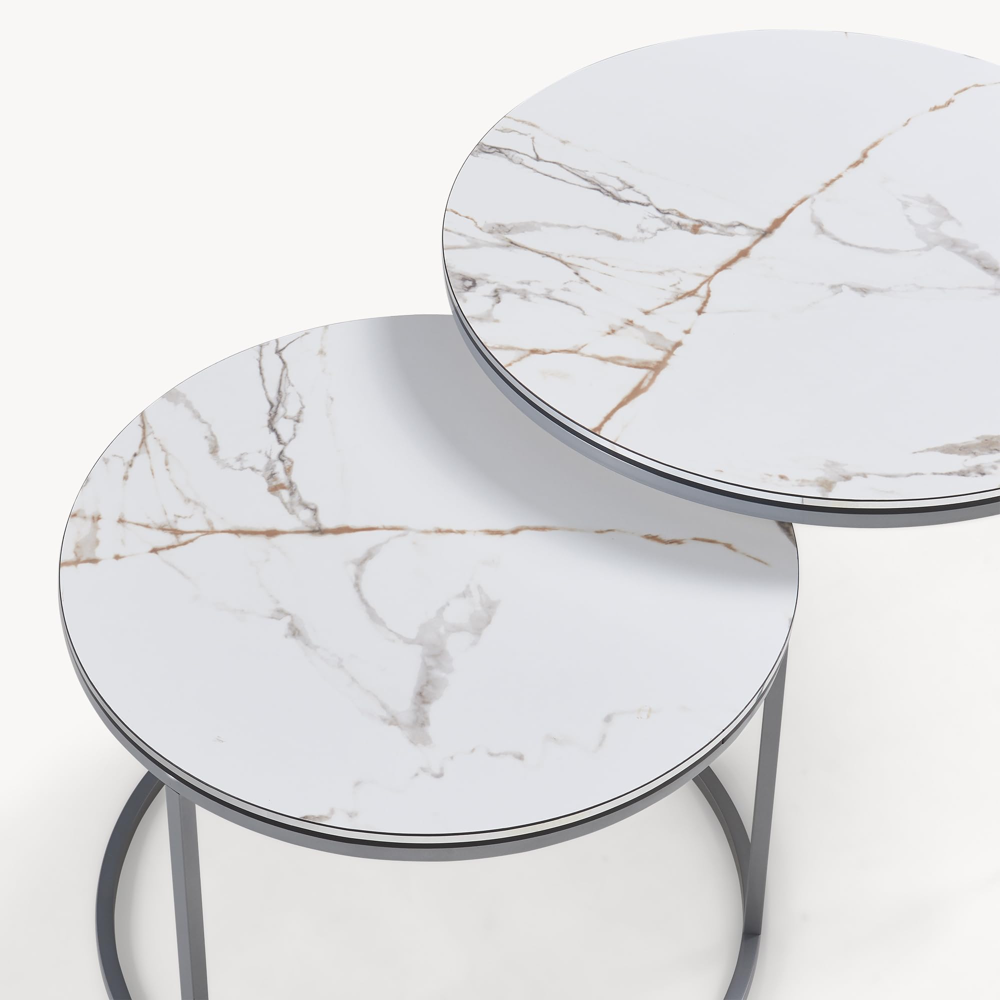 [en.casa] Set di 2 Tavolini da Salotto Sovrapponibili con Piano Rotondo in Truciolare e Telaio in Metallo Tavoli Bassi Salvaspazio - Effetto Marmo Bianco/Argentato