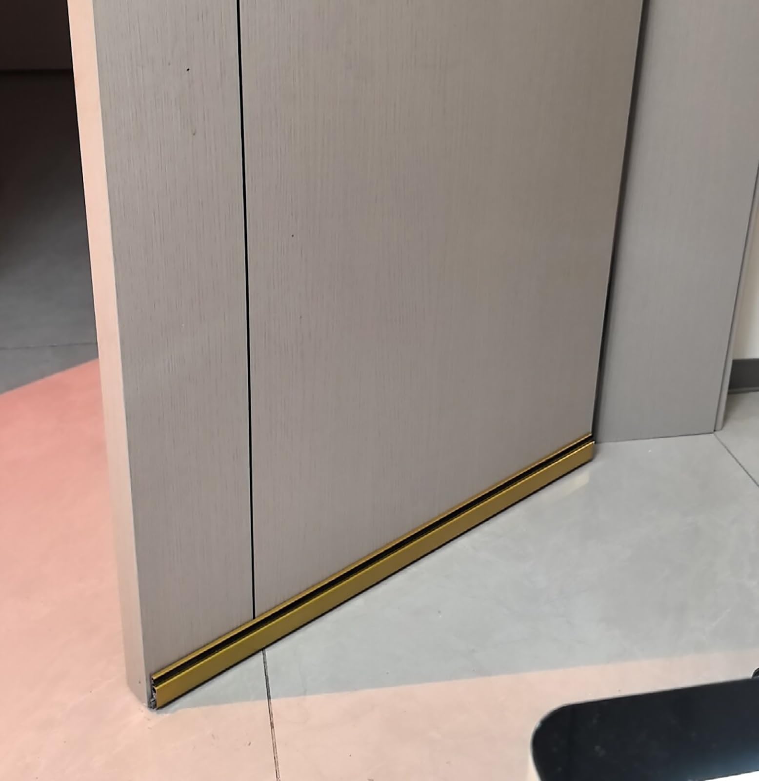 Paraspifferi Sottoporta Kit di Ferramenta La Guarnizione Inferiore Della Porta Automatico | Guarnizione per Porta Insonorizzata e Personalizzabile Contro Polvere, Luce e Roditori(Right,75cm(29 1/2"))