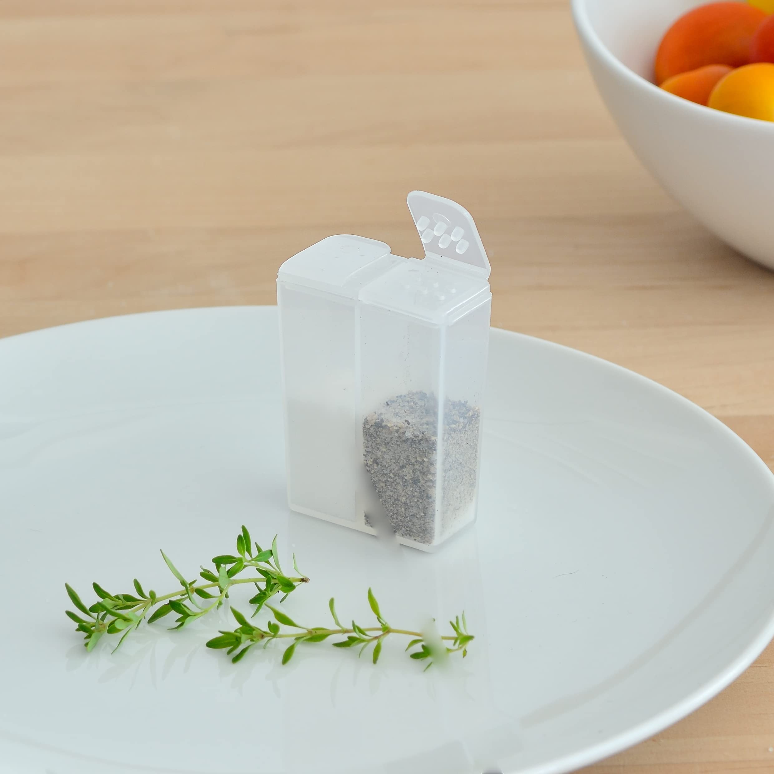 Youngever 4er Pack Salz und Pfefferstreuer Set aus Kunststoff, Durchsichtige Salz und Pfefferbehälter mit Deckel, Gewürzglas aus Kunststoff, Gewürzspender zum Mitnehmen