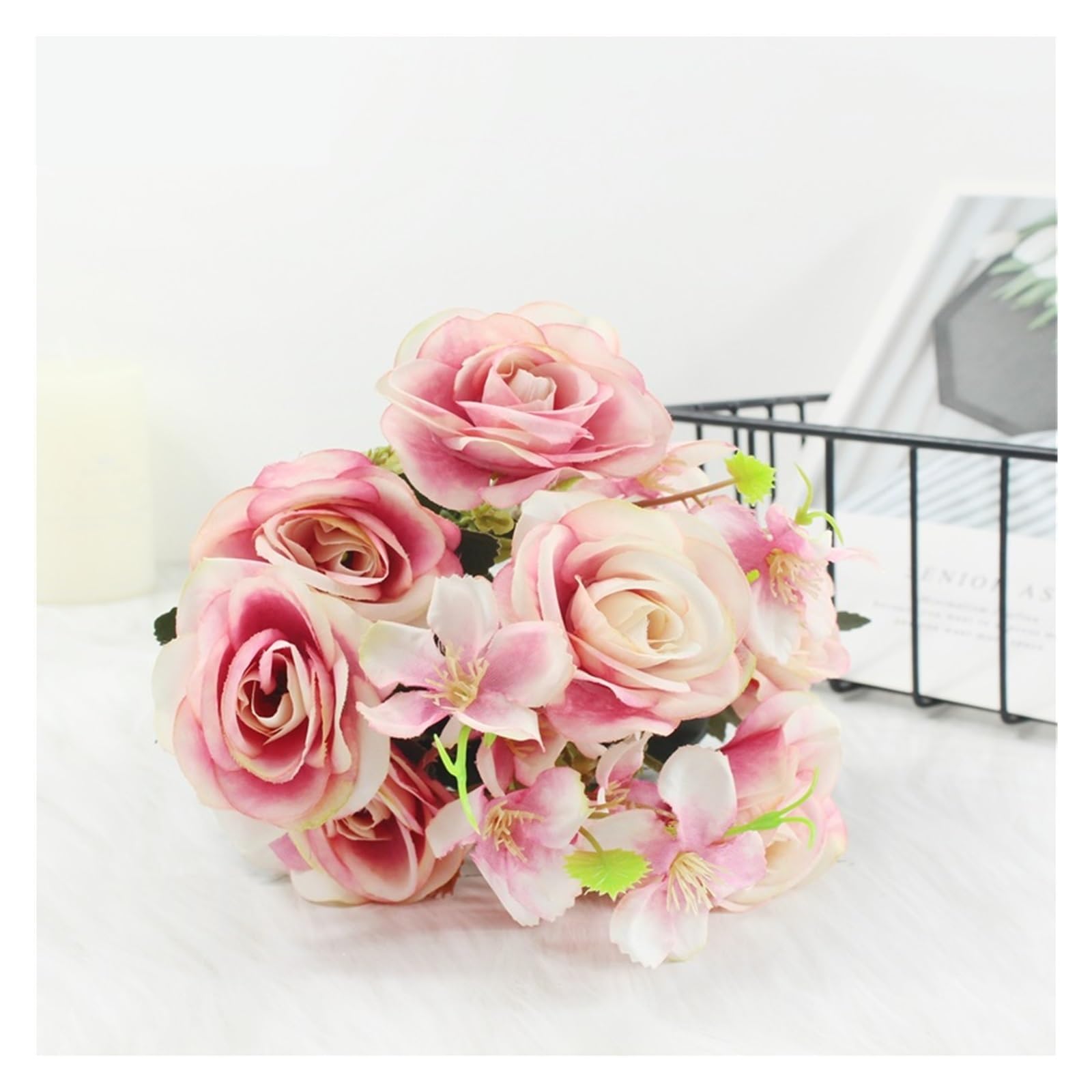 Fleurs artificielles dans un vase roses et hortensias en soie de simulation premium