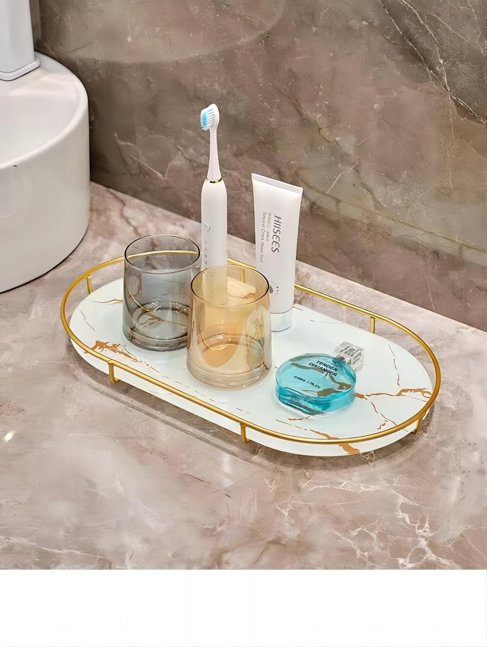 Étagère de rangement dorée pour résoudre le manque de place sur votre meuble vasque