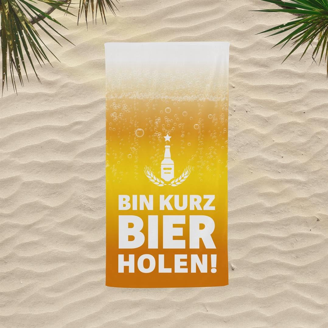 Tassenbrennerei Handtuch & Strandtuch mit Spruch: Bin kurz Bier Holen - Duschtuch lustig als Gechenk für Männer - Badetuch als Geschenkidee (140x70cm)