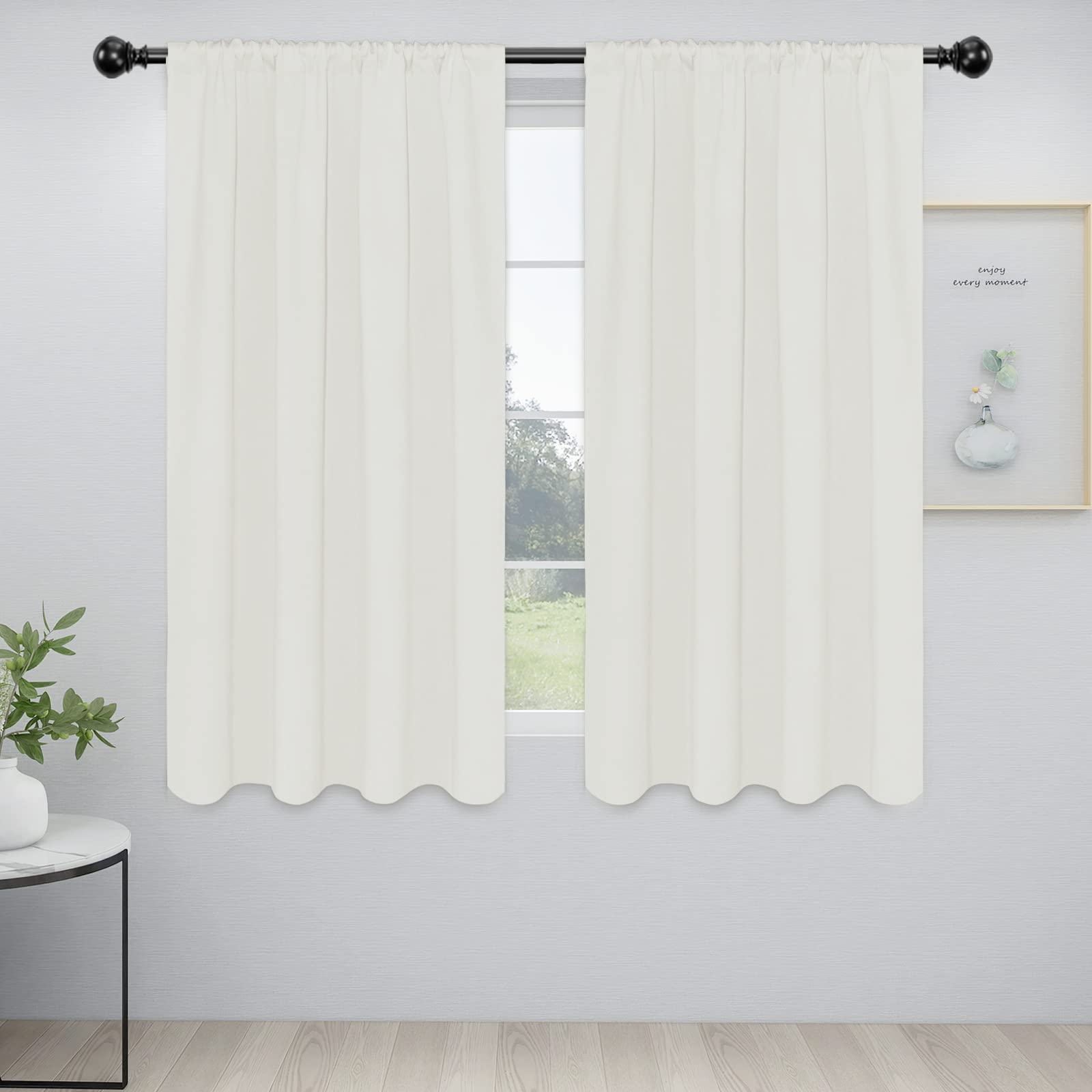 Cortina Easy-Going de 42x63'' con caida elegante para optimizar la privacidad del dormitorio