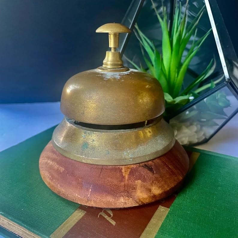 Campana de latón vintage para recepción de hotel o escritorio sobre base de madera
