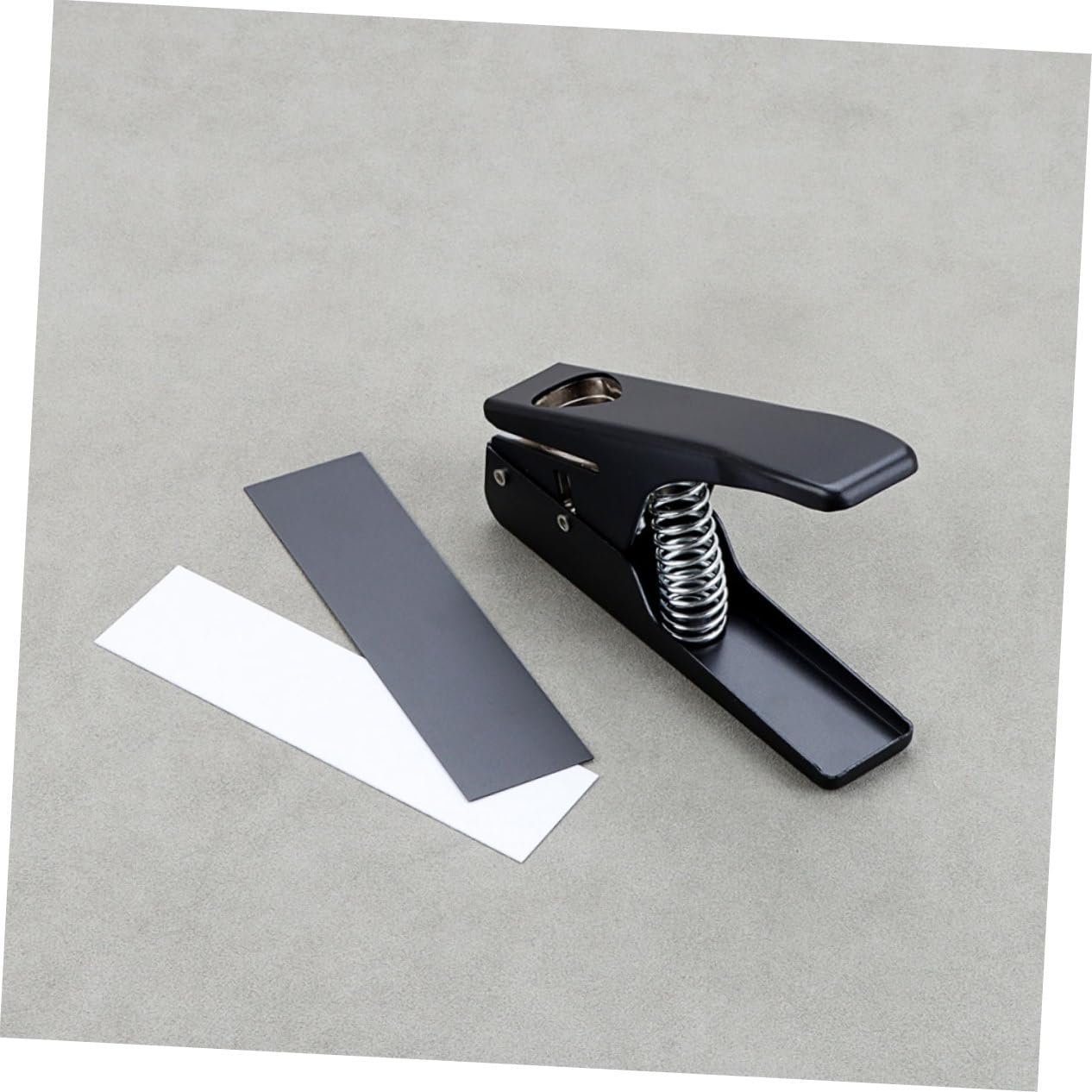 Perforatore per Plettri per Chitarra Nero R26e, Strumento DIY | Metallo e Plastica, Posizionamento Preciso, per Creare Plettri Personalizzati, Uso per Liutai e Musicisti