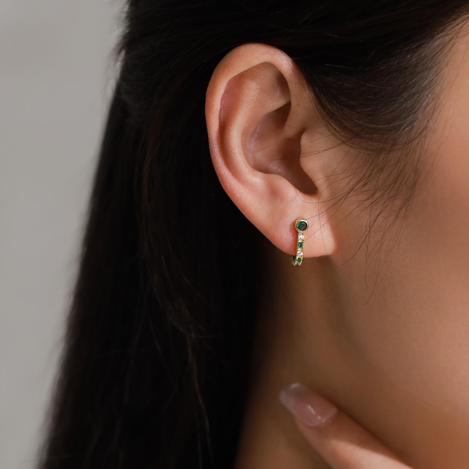 Pendientes de oro 375 con esmeralda verde de laboratorio, letra J, oro amarillo de 9 quilates, pendientes de moissanite