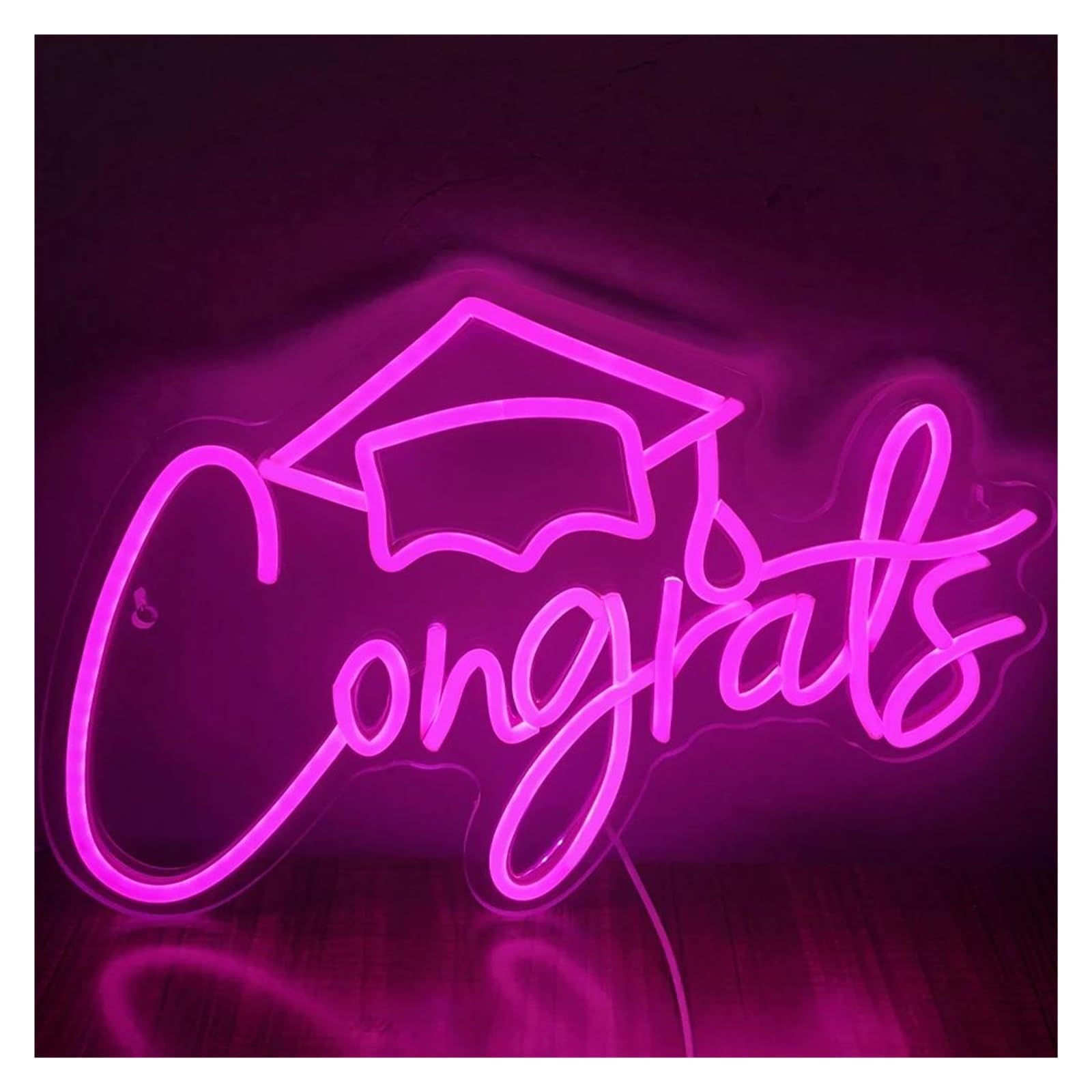 Congratulazioni per la laurea, berretto oro con scritta a conradulazione in sfondo nero. Biglietto d'auguri per una festa di laurea Immagine e Vettoriale