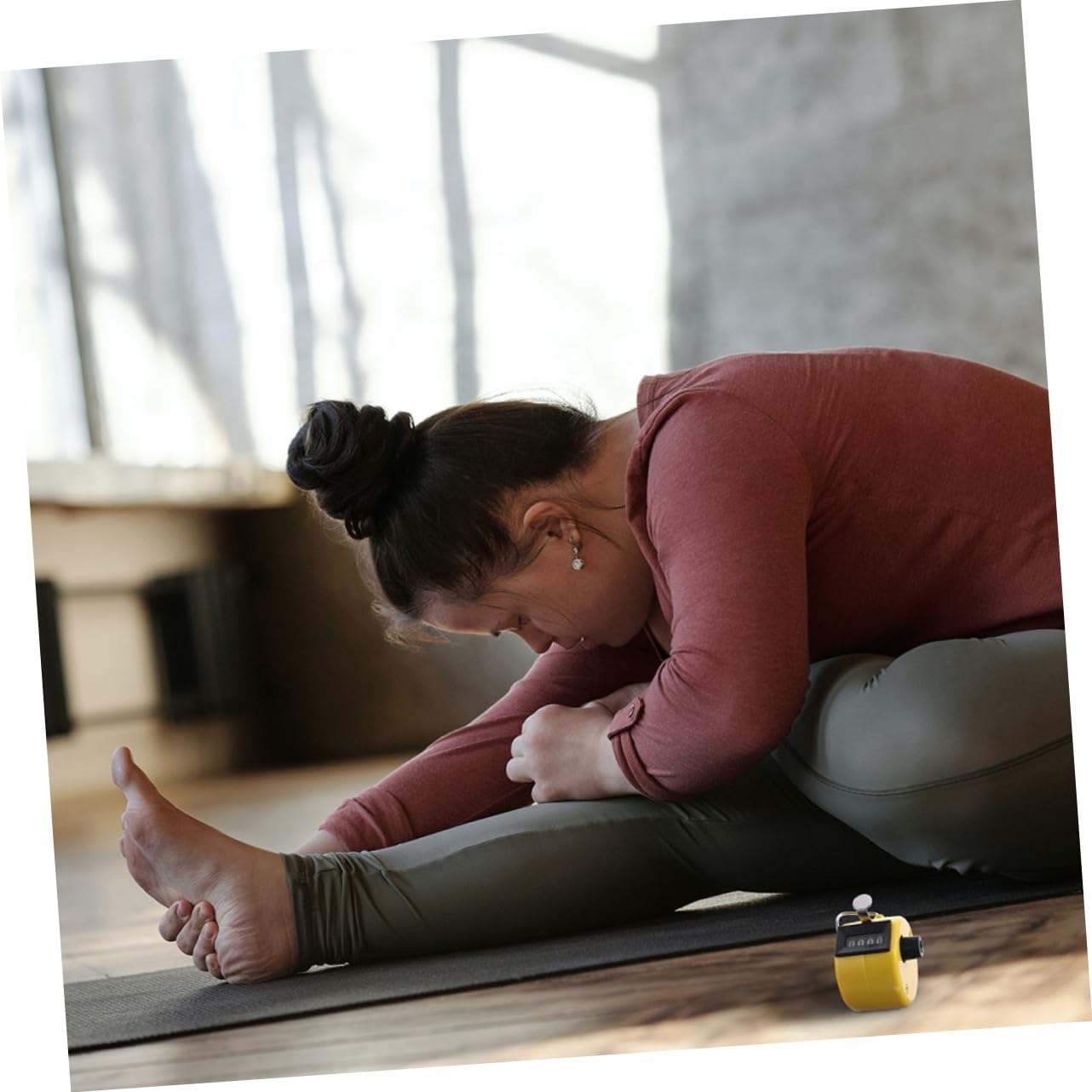 POPETPOP 4 Counter Mechanical Hand Held Digital Clicker Plastic Finger Clicker Counter Mini for Home/Office Random Color