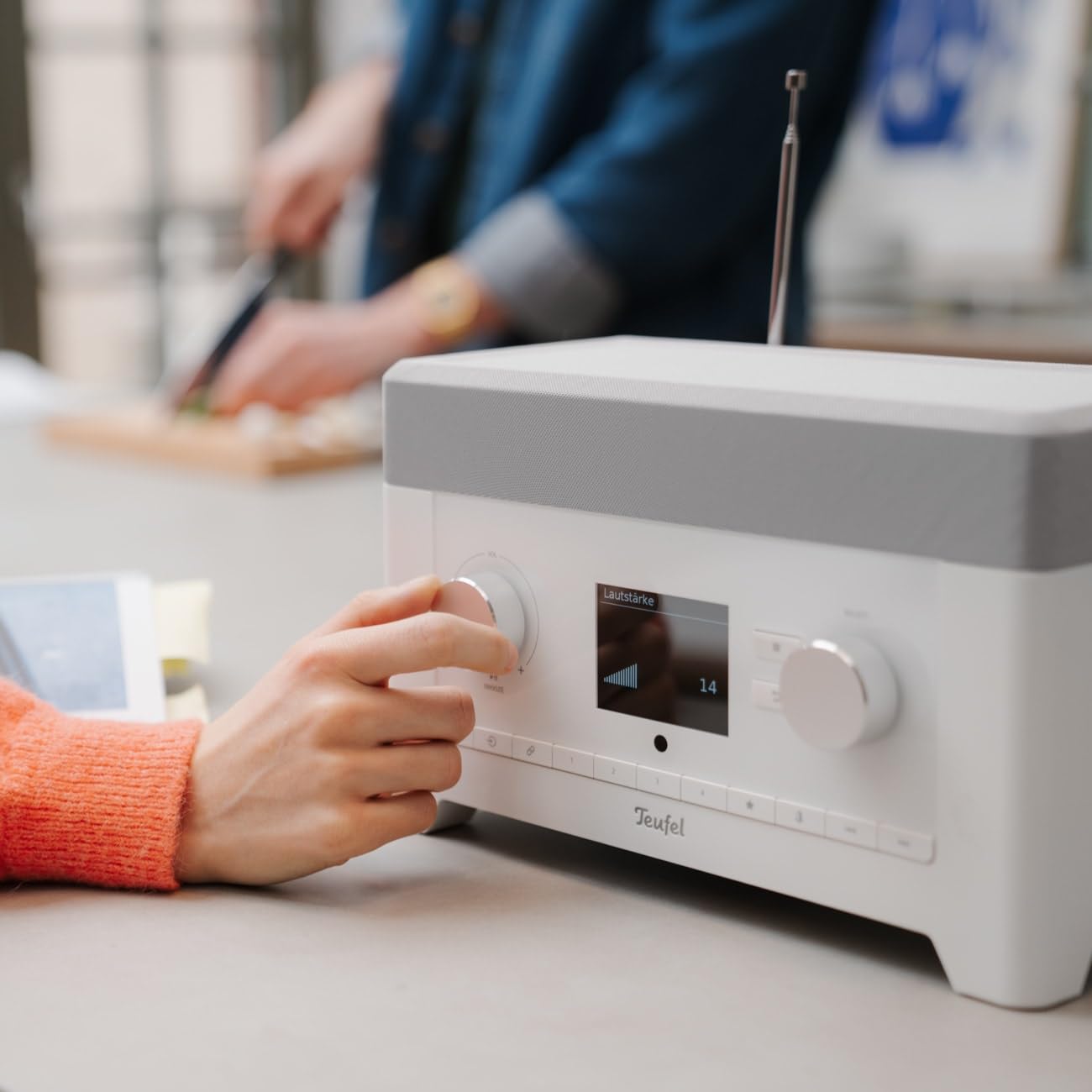 Teufel Radio 3Sixty Enceinte Radio Internet, WiFi et Bluetooth, FM/Dab+, Son à 360 degrés avec subwoofer intégré (Blanc)