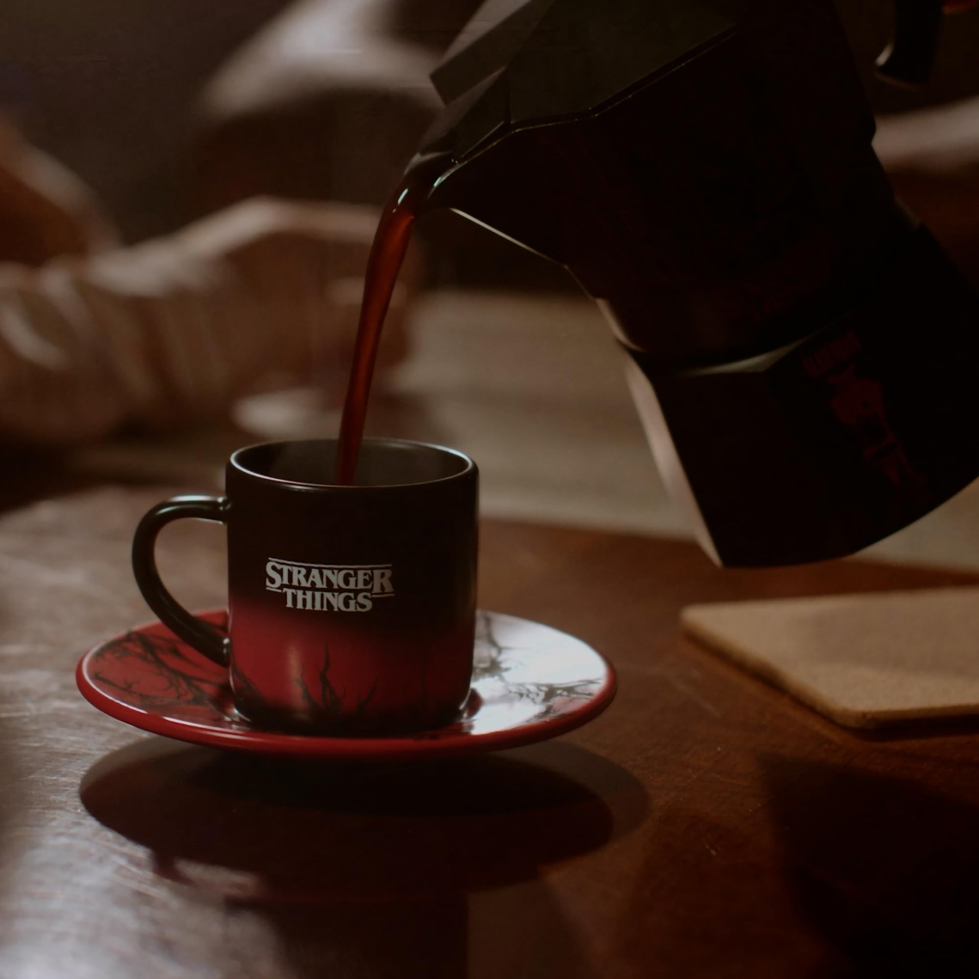 Bialetti Moka Express Stranger Things – Cafetière italienne 3 tasses (130 ml), bouton musical avec recharge USB-C, non compatible induction, noir