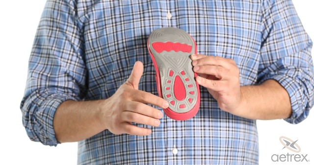 Amazon.com | Aetrex Womens Maui Black Gloss 5 | Flip-Flops