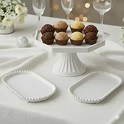 Kit Boleira com Pé + 2 Bandejas Brancas – Decoração para Mesa de Festa e Aniversário