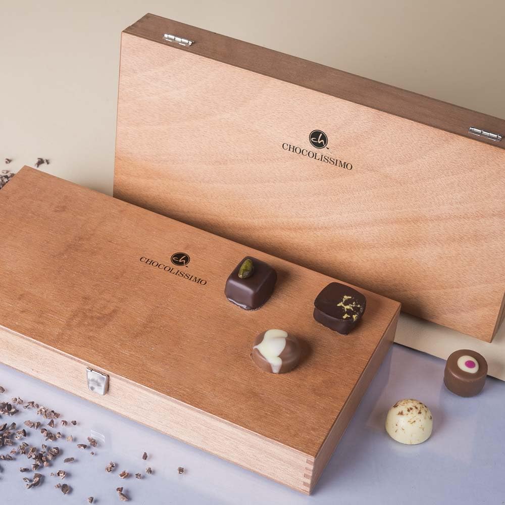 CHOCOLISSIMO - Schokoladenset mit 30 Pralinen im personalisierbaren Holzkästchen | Schokolade | Geburtstag | eigene Gravur | individuelle Gravierung | Mann | Frau | Weihnachten | Personalisierung