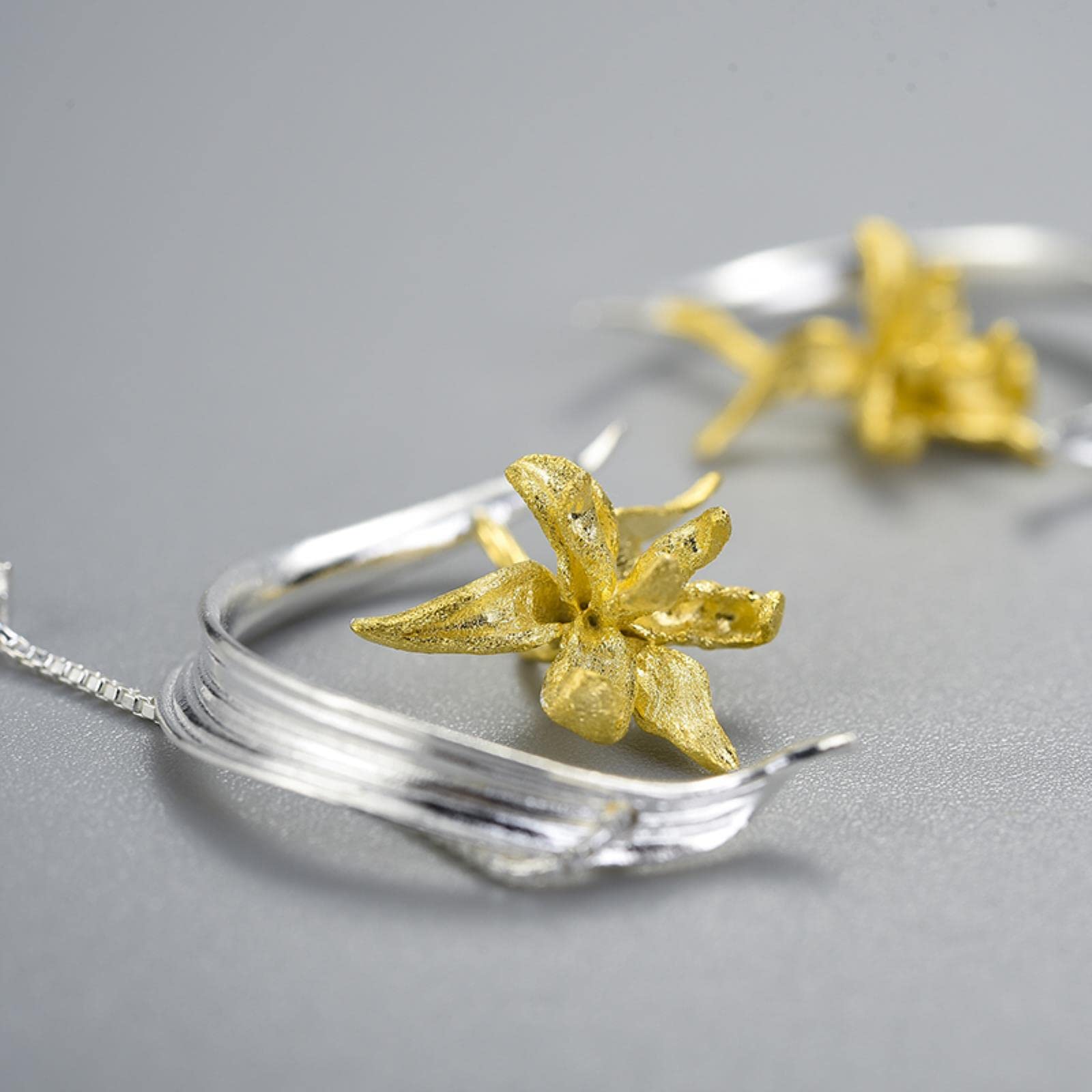 LOKILOKI Eleganti Orecchini Pendenti con Fiore E Foglia di Iris Orecchini in Vero Argento Sterling 925 in Oro 18 Carati per Gioielli da Donna Fatti A Mano
