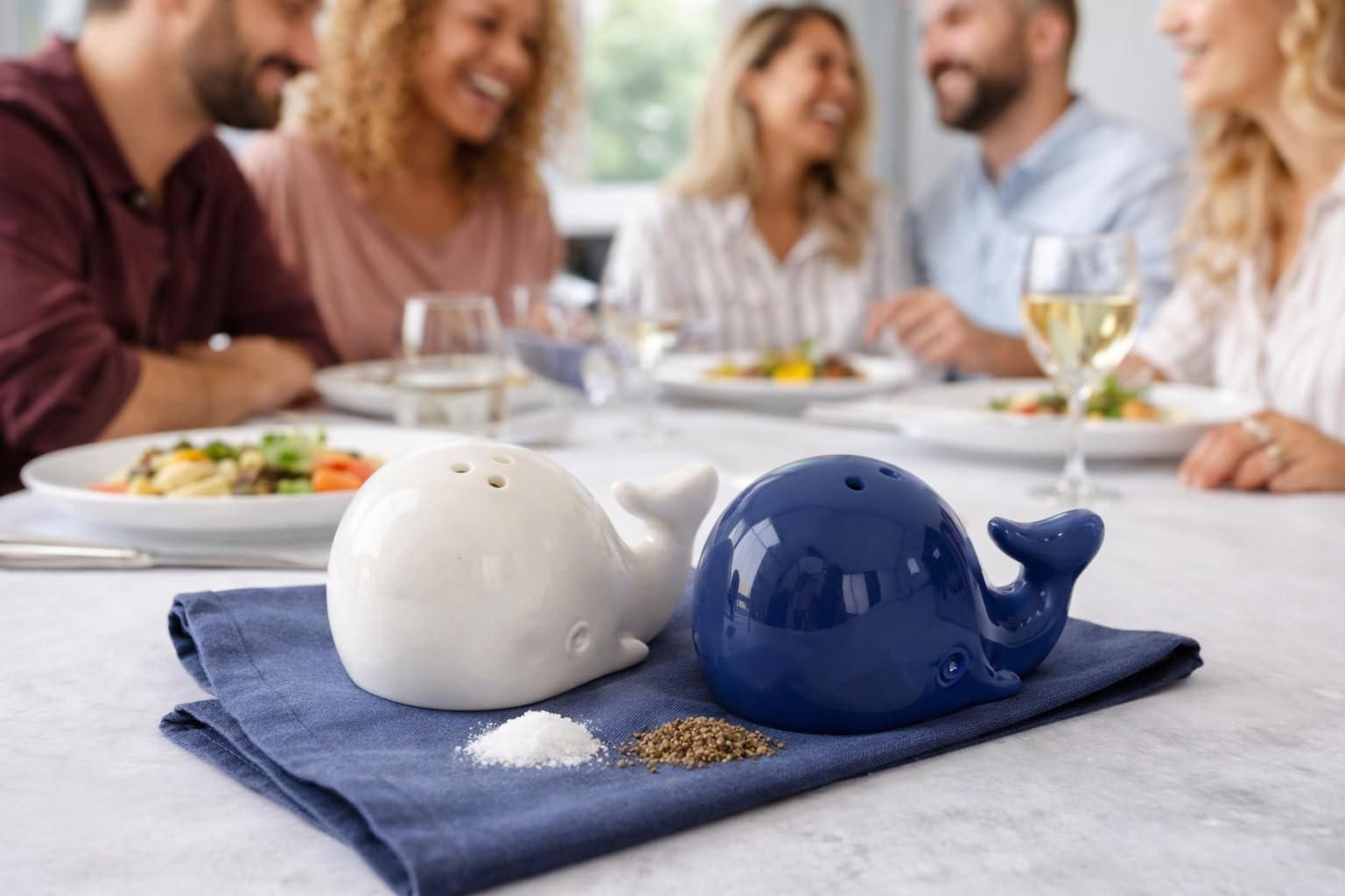 Duo di sale e pepe balene in ceramica, design marino, blu e beige, 4,5 x 8 cm