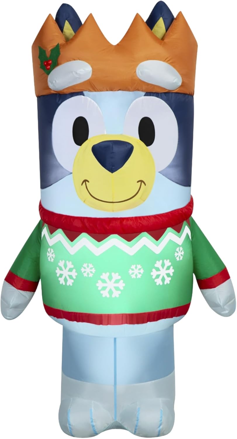 Bluey 3.5-ft LED Bluey Christmas Inflatable 884634 at Lowes.com Bluey Christmas インフレータブル クラウンとセーター付き 高さ5フィート 屋内/屋外 ホリデーデコレーション