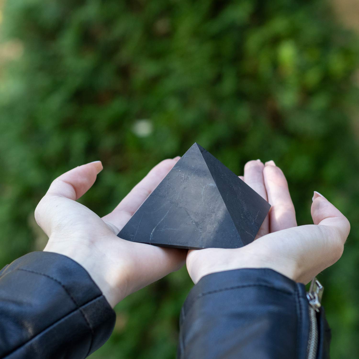 Heka Naturals Piramide di Pietra Nera Shungite non levigata Set di 3 | 5+8+10 cm - Pietra Shungite decorativa da scrivania per la casa o l'ufficio - Pietre Chakra, Cristalli di Guarigione, Meditazione