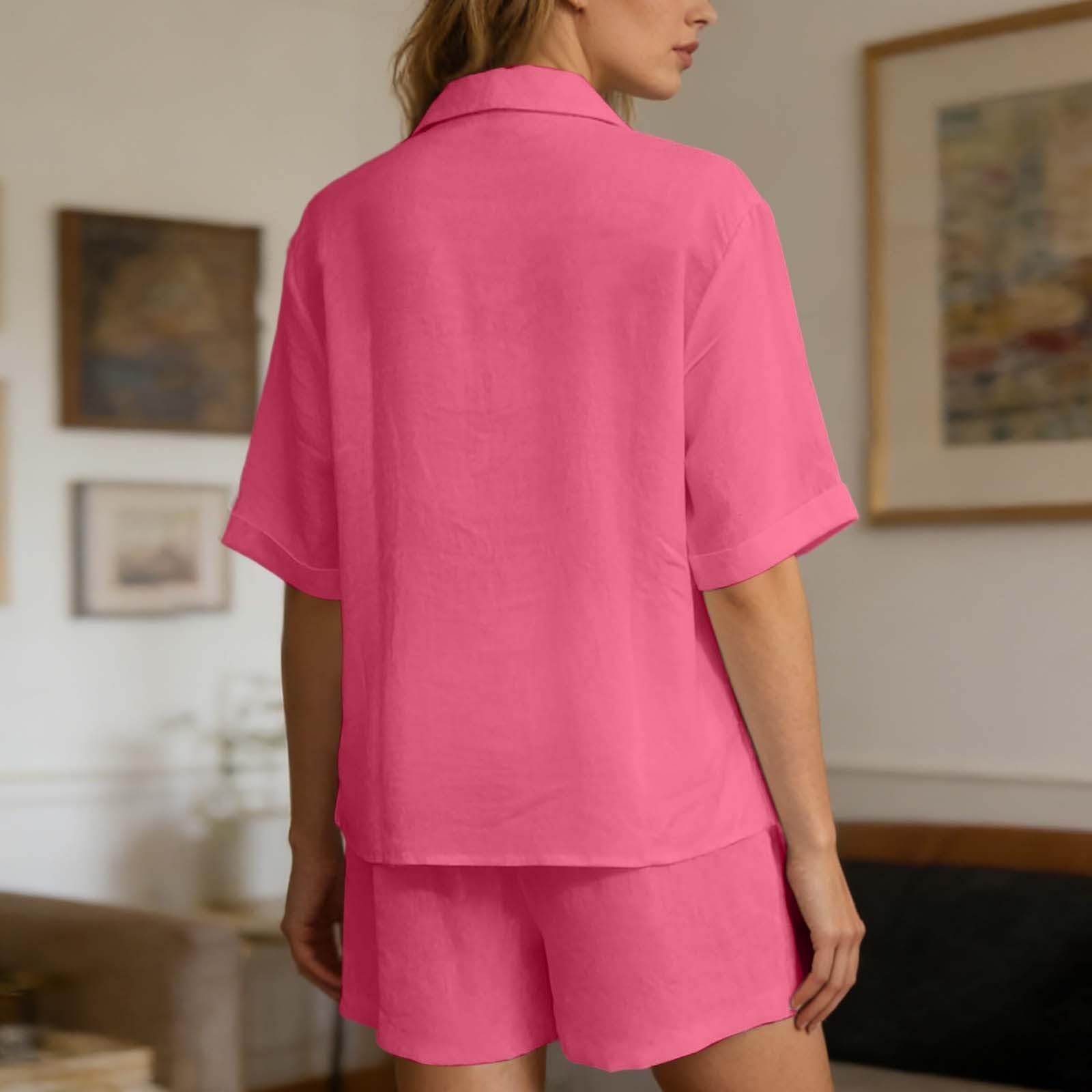 Camicia e pantaloncini estivi larghi e colorati, alla moda e casual.