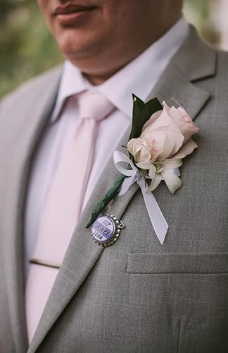 Miniatura 6 de COLIBROX Juego de 2 réplicas de Ellie Insignia de uva de soda Botellero "UP" y Pegatina Bolsas de Regalo Brocha Disfraz Joyería Insignia Pin, Púrpura