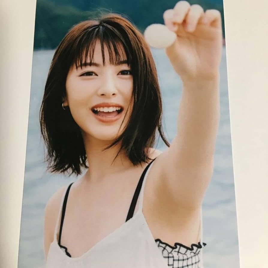 Amazon.co.jp: 浜辺美波 レア写真 6枚 匿名配送 : おもちゃ