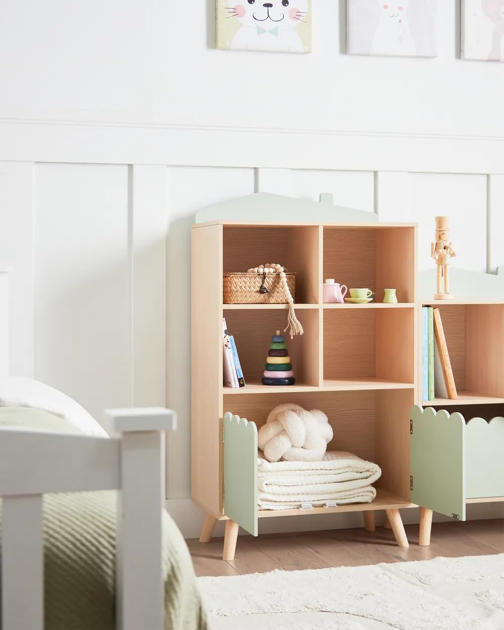 Kinderregal Kinderzimmer, Bücherregal Kinder im Hausdesign mit 4 Fächern und 2 Türen, Spielzeugregal Aufbewahrungsregal aus MDF und Kiefernholz, Kinder Möbel für Bücher Spielzeug und Dekoration