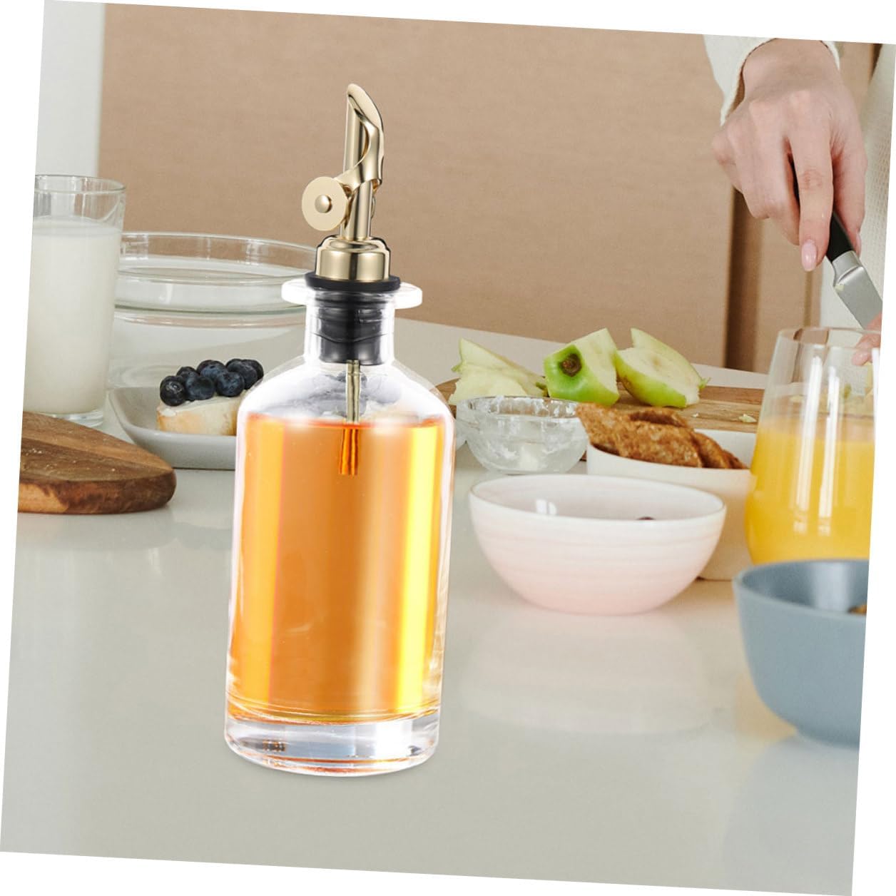 Cabilock Glass Oil and Vinegar Dispenser Bottles 500ml Set of 2 with Automatic Opening and Closing, Kitchen Seasoning Holder for Olive Oil, Soy Sauce, and Vinegar Storage