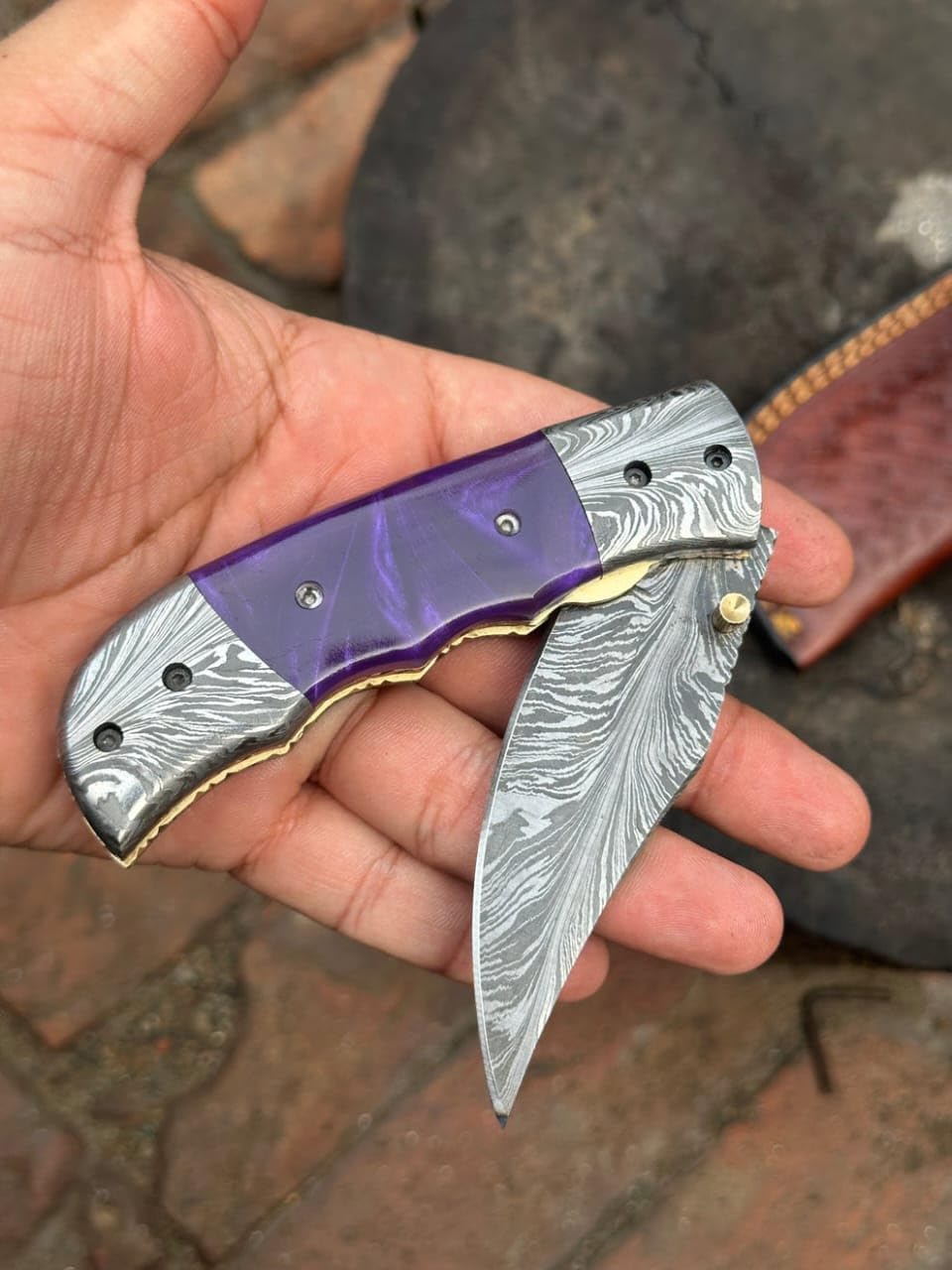 Customized Damascus Metal Folding Knife, Purple Resin Deal with with Brass Backbone, Handmade EDC Pocket Blade, Damascus Sample Metal with Leather-based Sheath