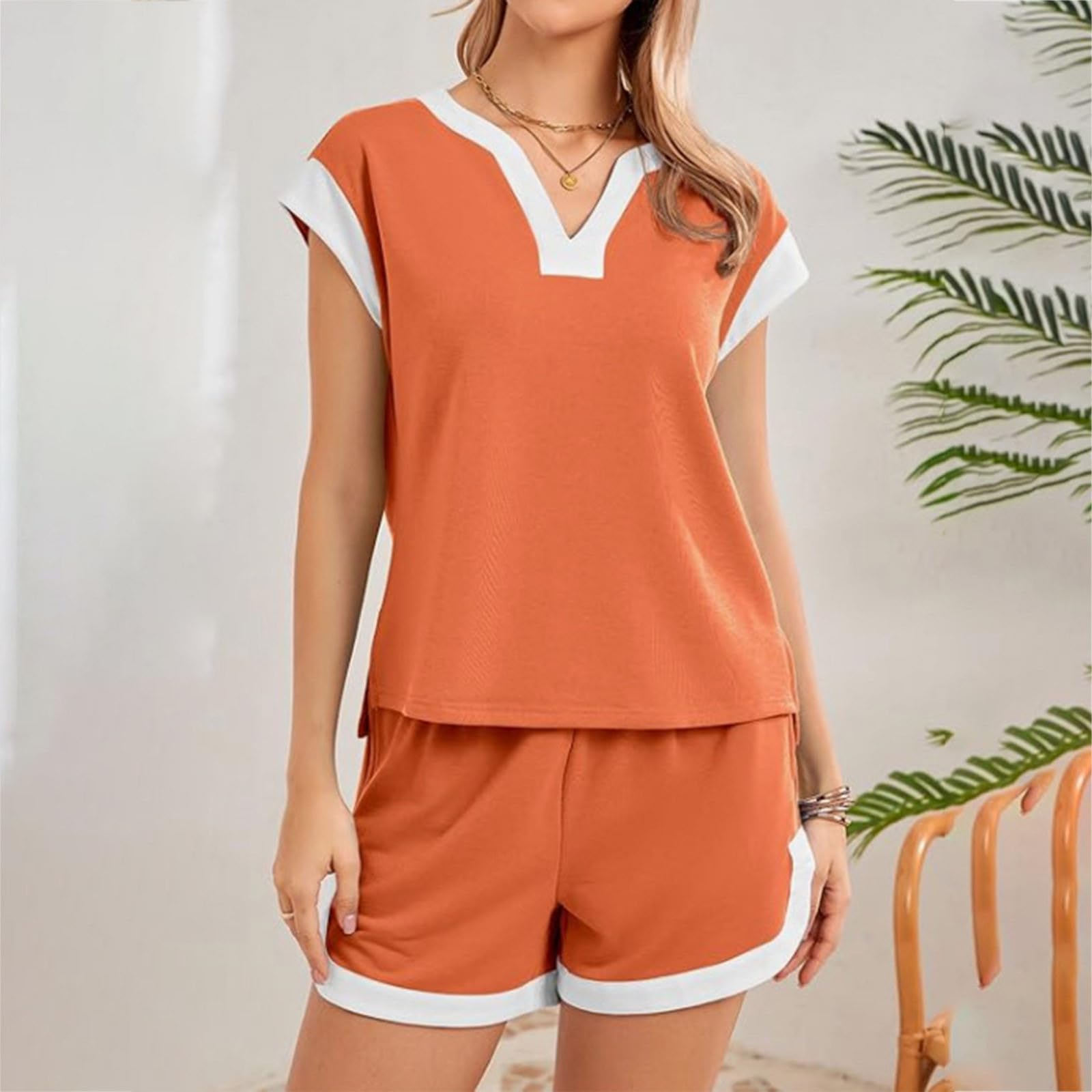 Lässiges, modisches Zweiteiler-Outfit mit Shorts, ärmellosem Top mit Kontrastbesatz und elastischem Bund – bequeme Sommerkleidung