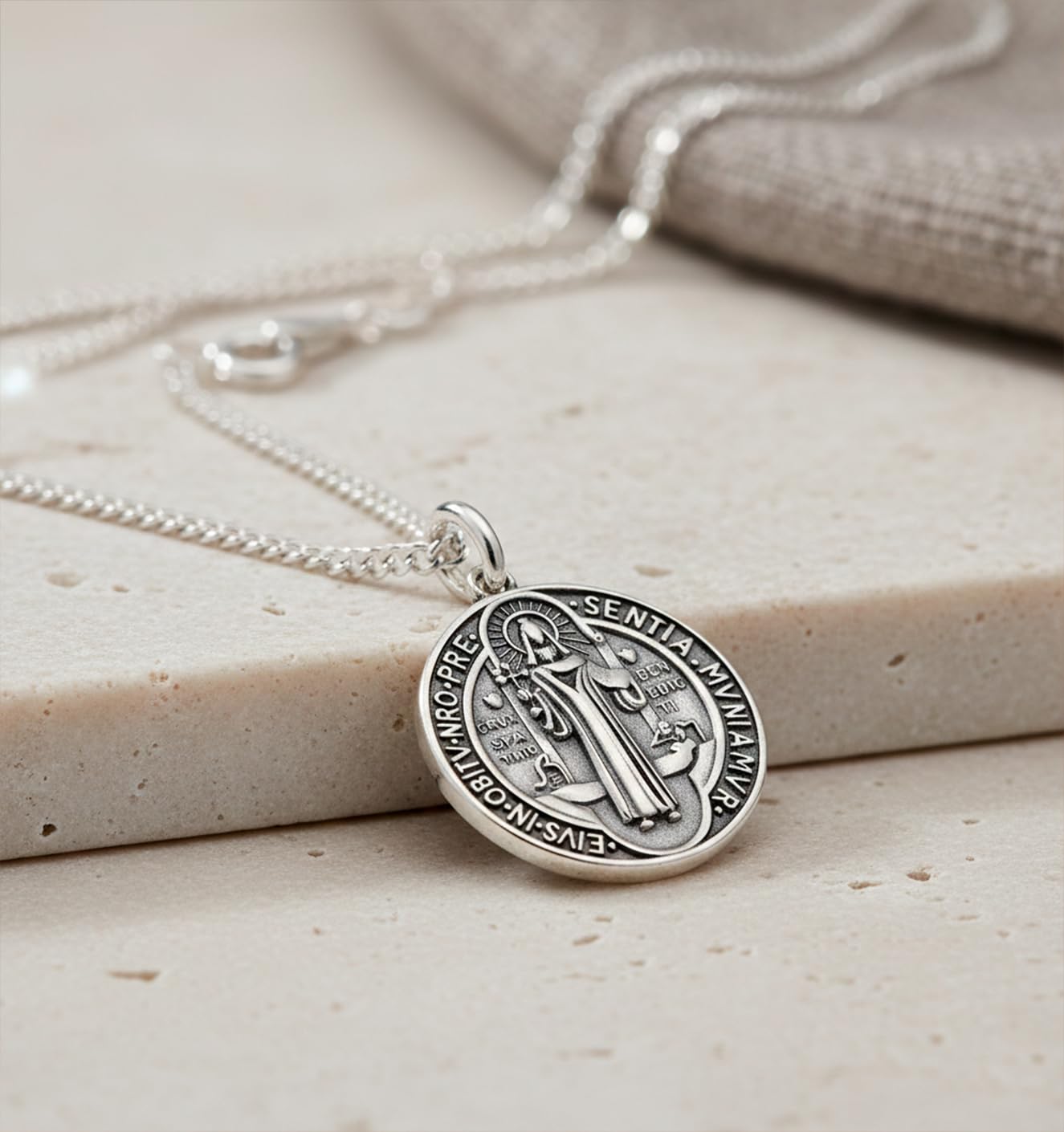 Only faith Naszyjnik z medalem św. Benedykta ze srebra próby 925, naszyjnik 45 cm, medal 1,5 cm 2 cm, dwustronny z krzyżem mocy
