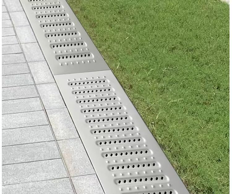 Grilles d'évacuation de prestige en acier inoxydable pour terrasses et architectures épurées