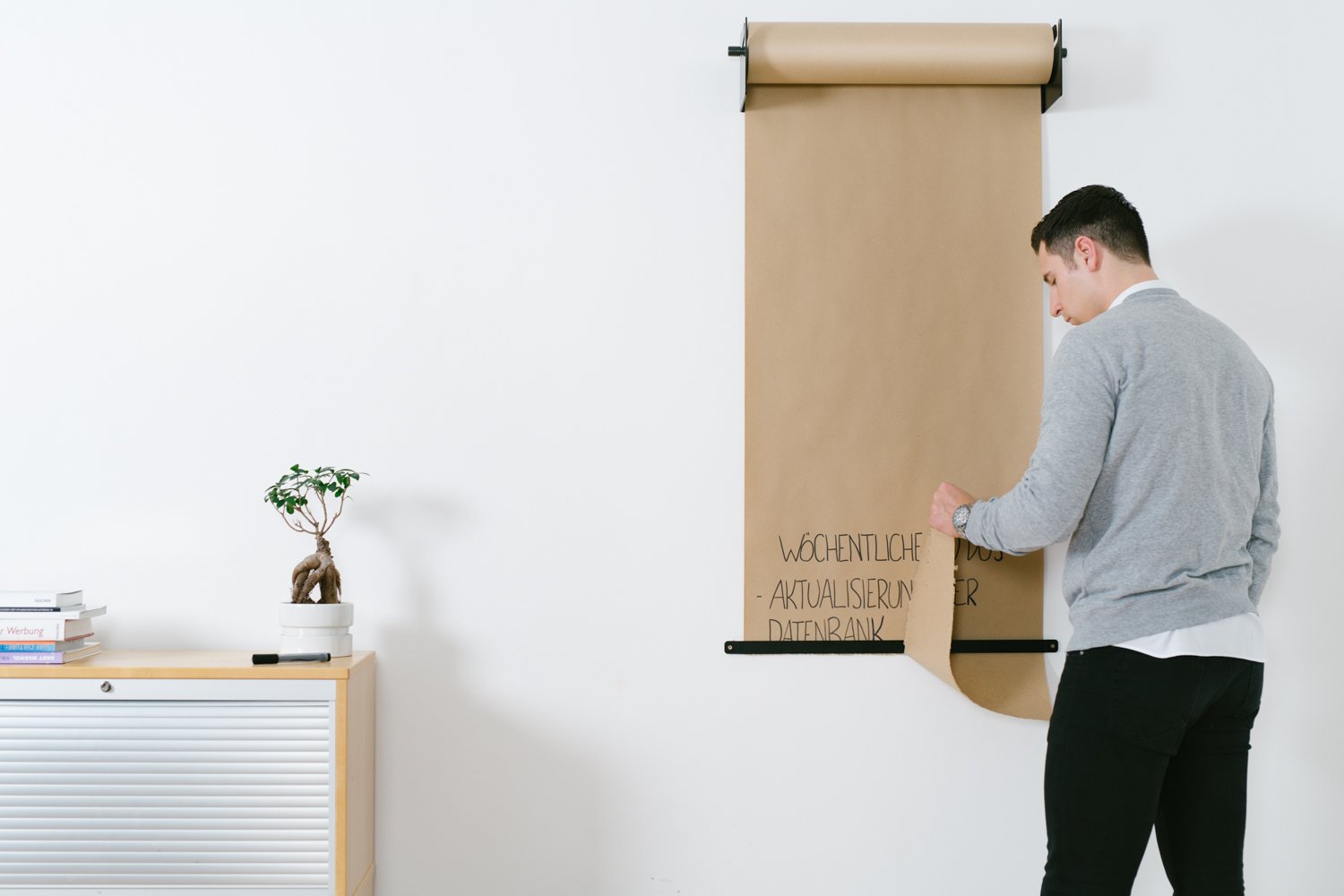 Cobus CozyHome Studio Roller – Stylische Wand Papier-Halterung für Büro, Café oder Zuhause – Innovative Alternative zu Whiteboard, Flipchart, Memoboard oder Kreidetafel (Studio-Roller + Papier)